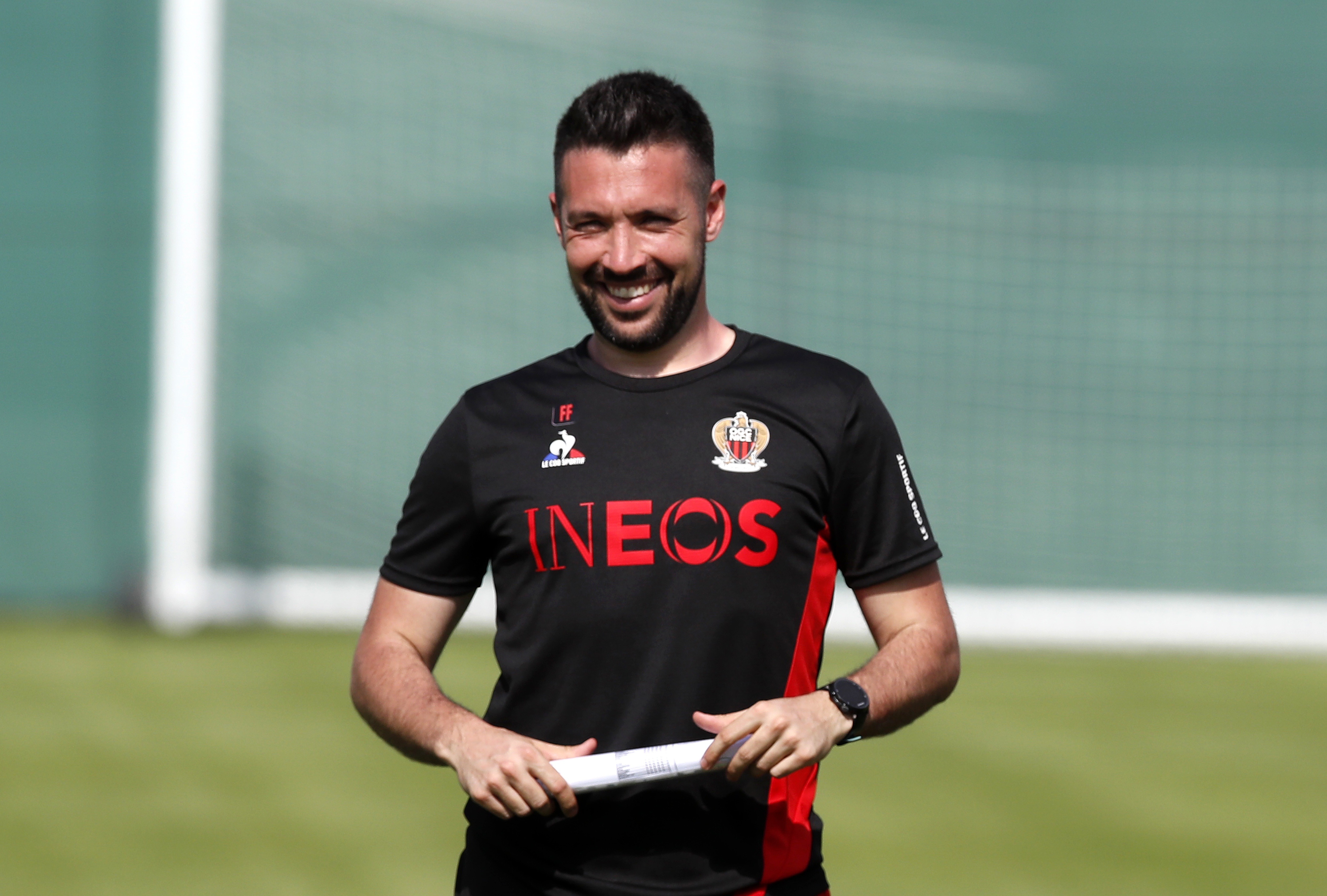 epa10728064 Italian new head coach of French Ligue 1 club OGC Nice, Francesco Farioli, leads a training session in Nice, France, 05 July 2023.  EPA-EFE/SEBASTIEN NOGIER