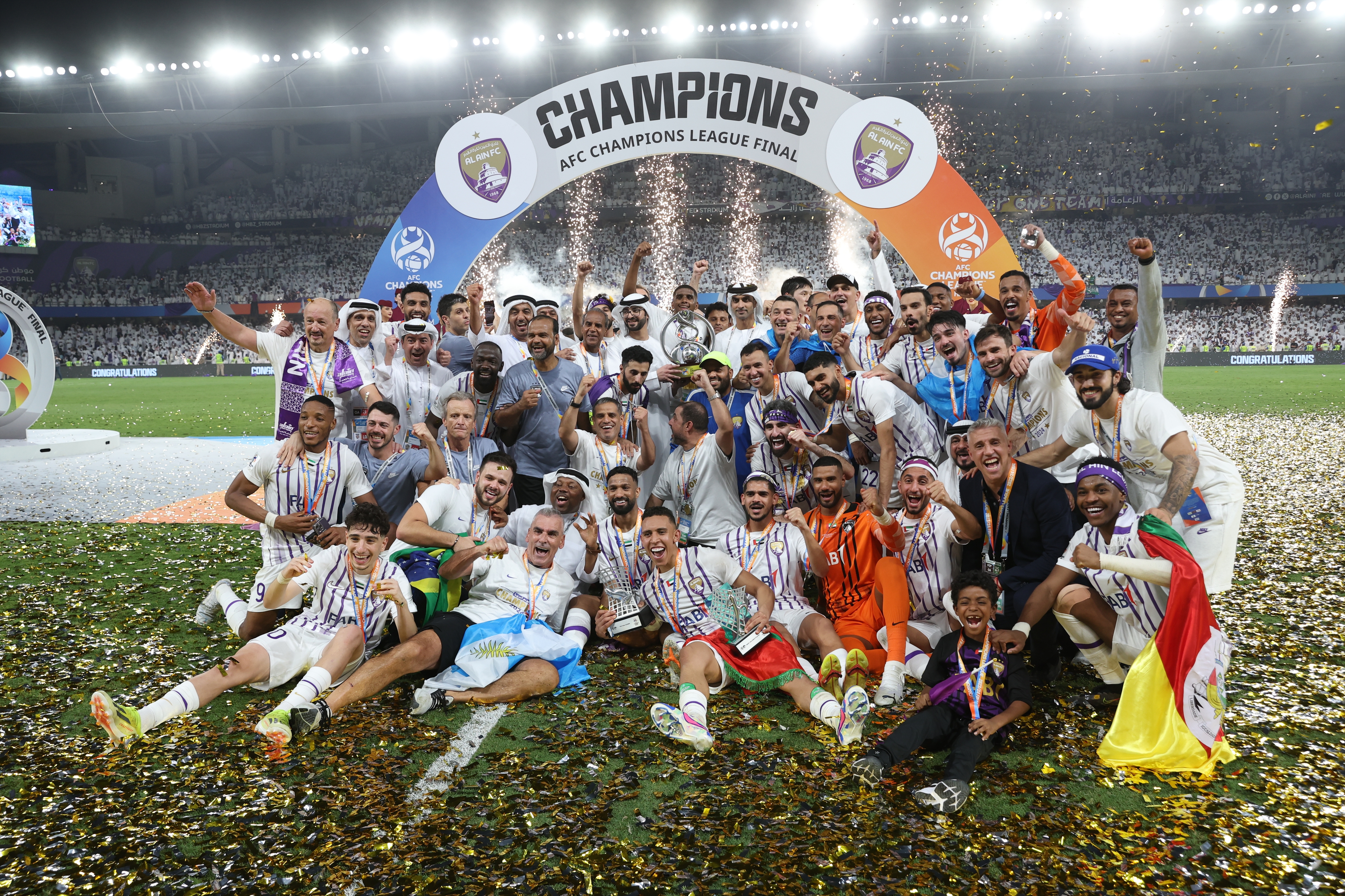 epa11369694 Players of Al Ain celebrate with the trophy after winning the AFC Champions League final, 2nd leg soccer match of Al Ain against Yokohama F. Marinos, in Al Ain, United Arab Emirates, 25 May 2024.  EPA-EFE/ALI HAIDER