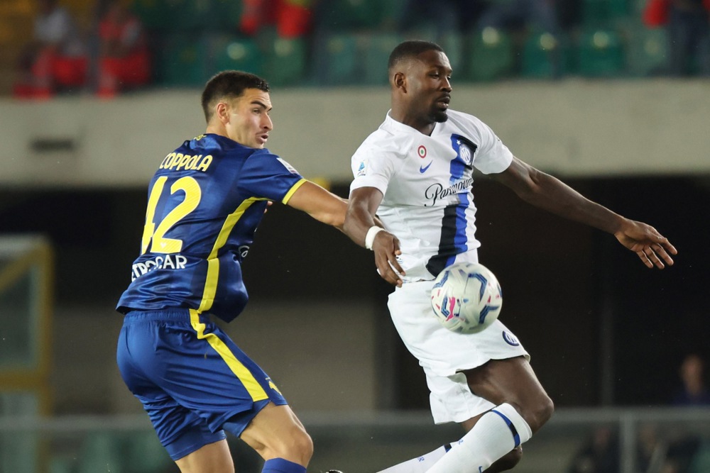 epa11372412 Hellas's Verona Diego Coppola (L) and Inter's Marcus Thuram in action during the Italian Serie A soccer match of Hellas Verona FC against Innternazionale, in Verona, Italy, 26 May 2024.  EPA-EFE/FILIPPO VENEZIA