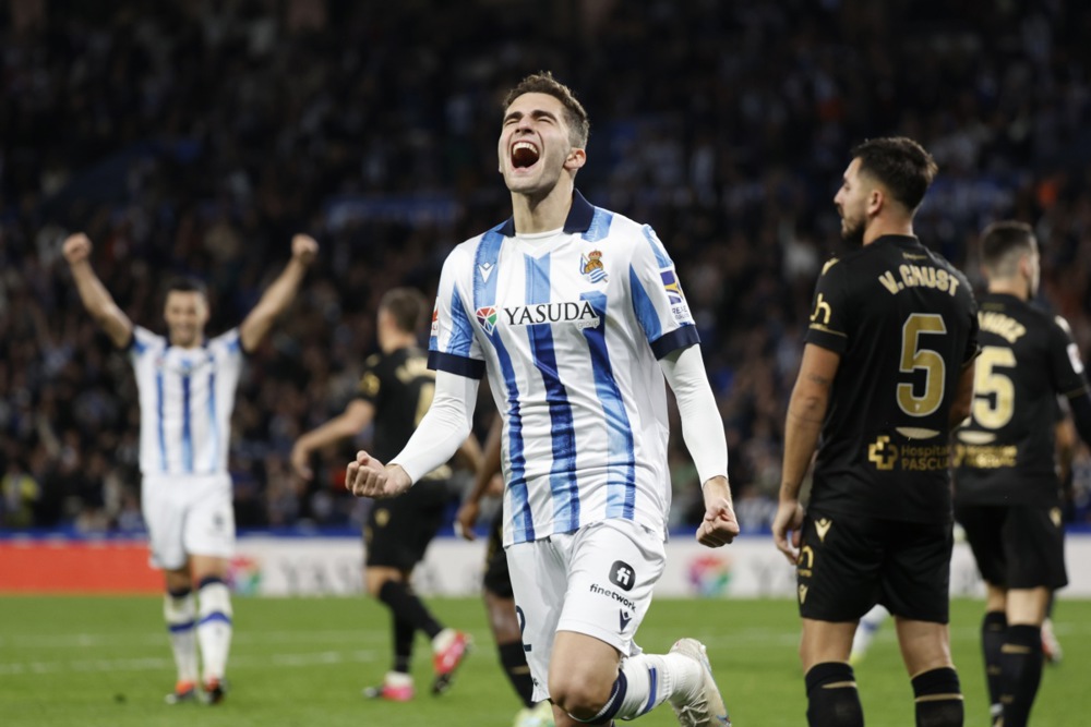 epa11223185 Real Sociedad's forward Arsen Zakharyan celebrates after scoring the 2-0 goal during the Spanish LaLiga soccer match between Real Sociedad and Cadiz CF, in San Sebastian, Spain, 15 March 2024.  EPA-EFE/Juan Herrero