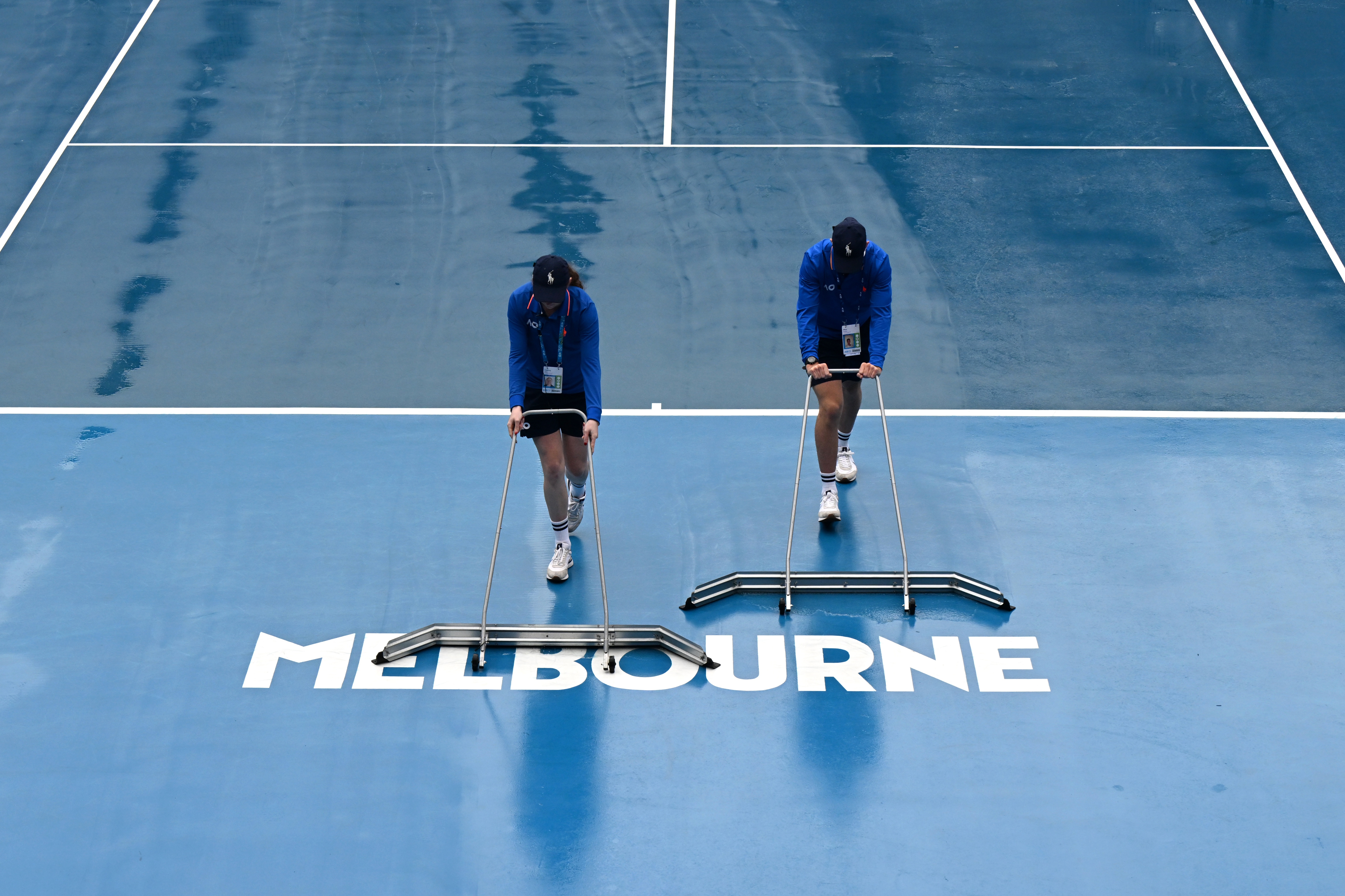 epa10412104 Rain delays play on the outside courts during the 2023 Australian Open tennis tournament at Melbourne Park in Melbourne, Australia, 18 January 2023.  EPA-EFE/LUKAS COCH AUSTRALIA AND NEW ZEALAND OUT
