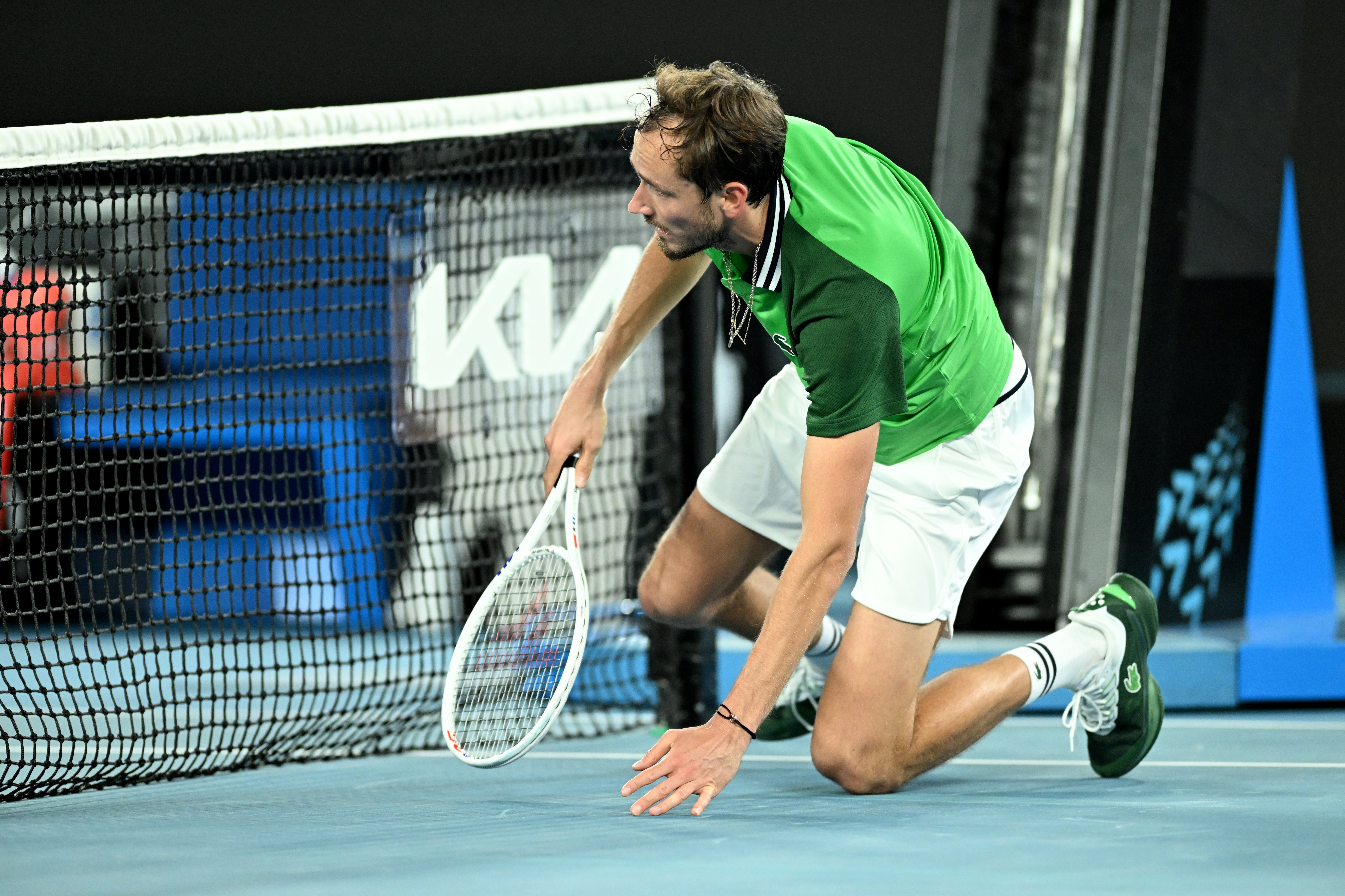 epa11087391 Daniil Medvedev of Russia stumbles at the net during his 2nd round match against Emil Ruusuvuori of Finland at the 2024 Australian Open in Melbourne, Australia, 18 January 2024.  EPA-EFE/JAMES ROSS  AUSTRALIA AND NEW ZEALAND OUT