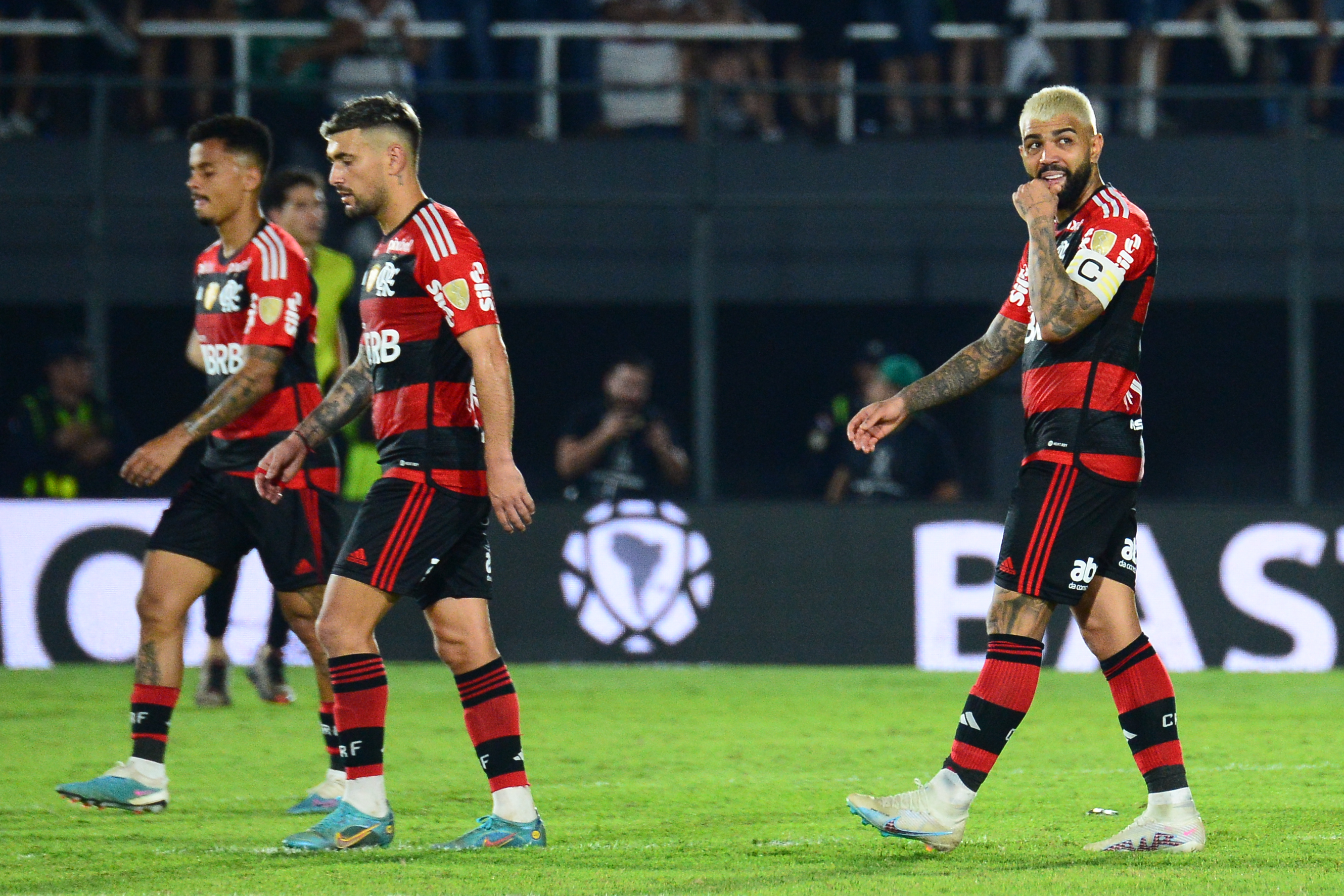 epa10794259 Gabriel Barbosa (R) of Flamengo reacts at the conclusion of the Copa Libertadores round of 16 soccer match between Olimpia and Flamengo at Defensores del Chaco stadium in Asuncion, Paraguay, 10 August 2023.  EPA-EFE/Daniel Piris