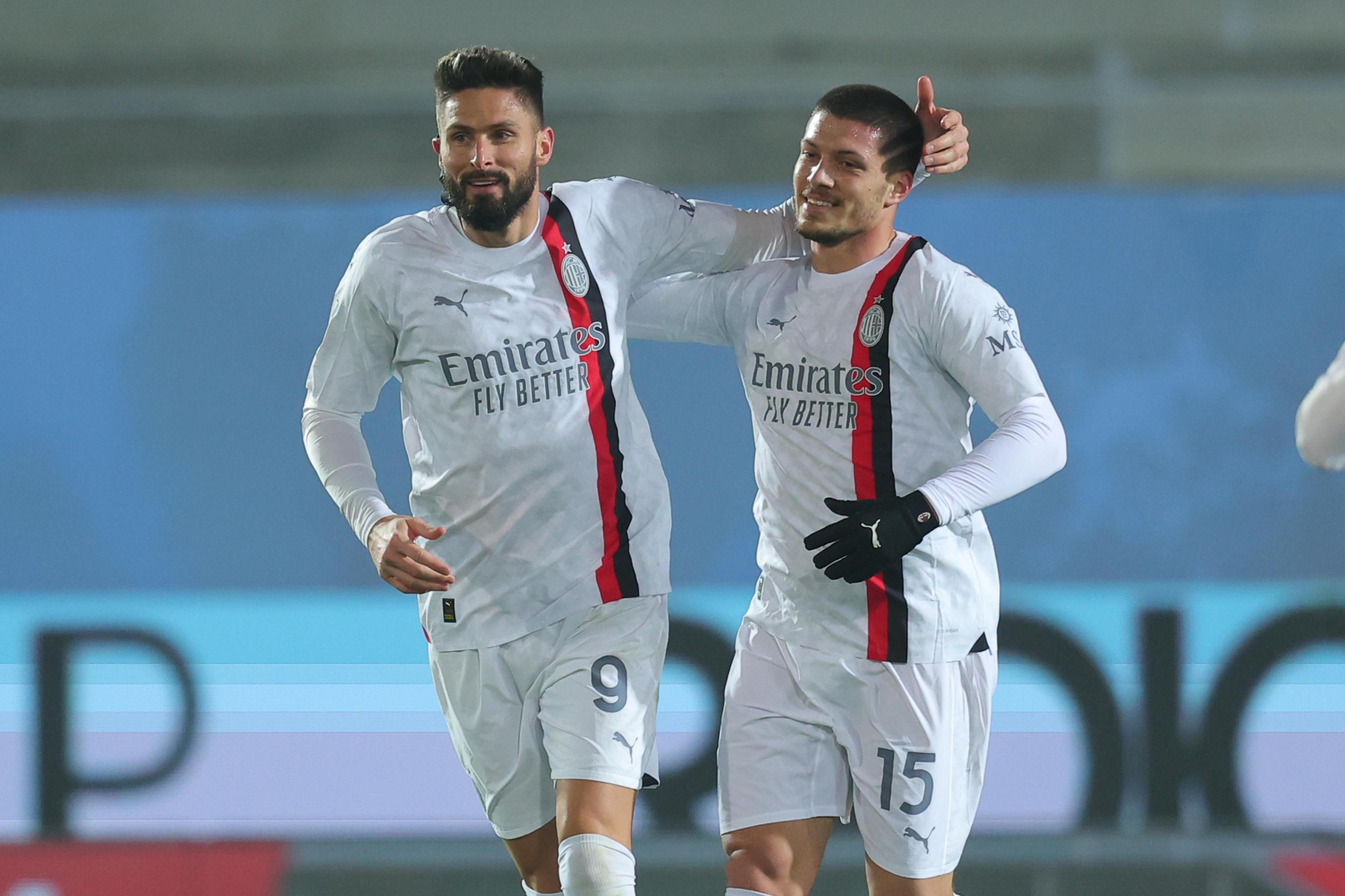 epa11019915 Milans Luka Jovic celebrates after scoring the 2-2 goal with his teammate Olivier Giroud during the Italian Serie A soccer match between Atalanta BC and AC Milan, in Bergamo, Italy, 09 December 2023.  EPA-EFE/MICHELE MARAVIGLIA
