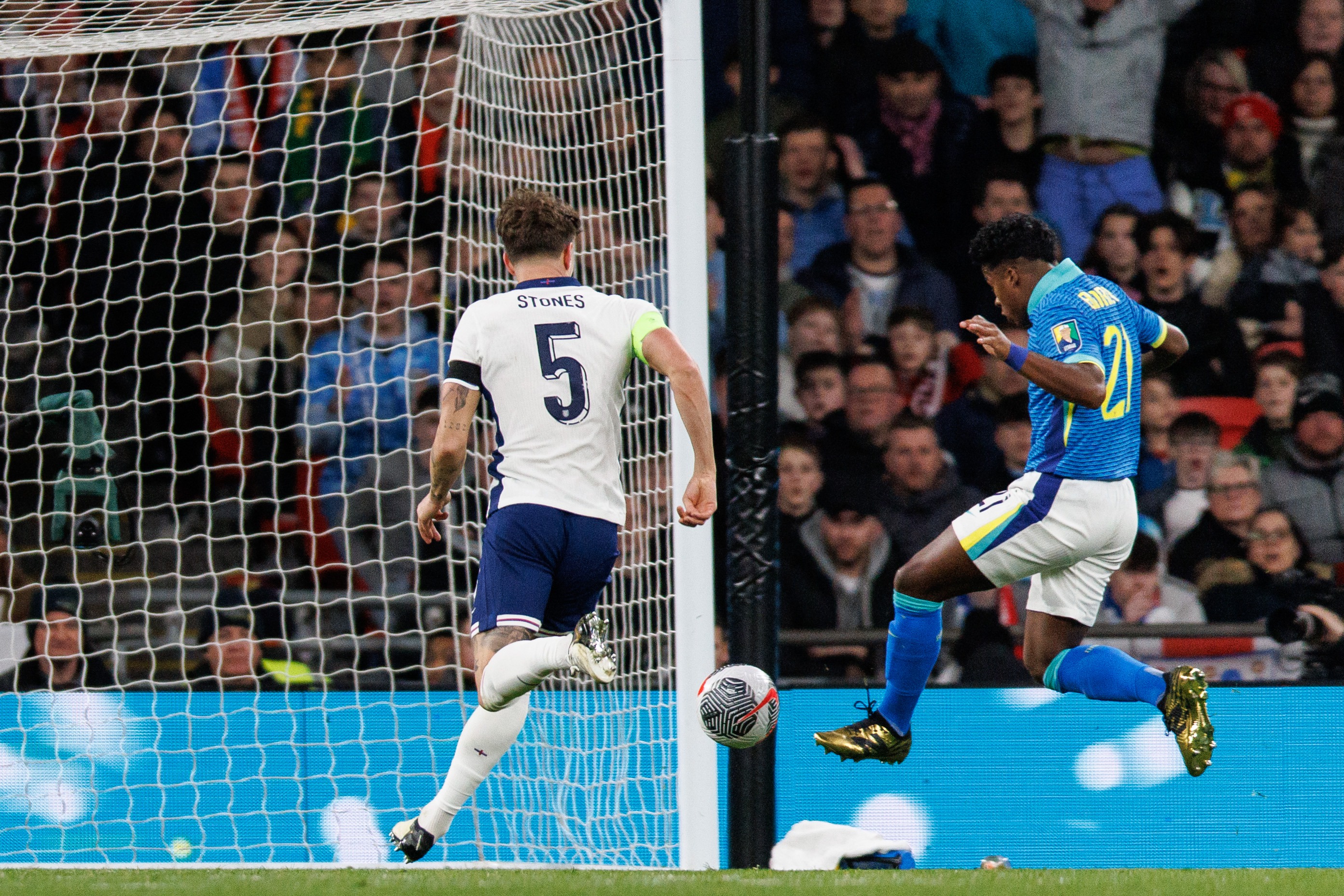 epa11239997 Endrick of Brazil scores the 0-1 goal during the friendly international soccer match between England and Brazil in London, Britain, 23 March 2024.  EPA-EFE/TOLGA AKMEN