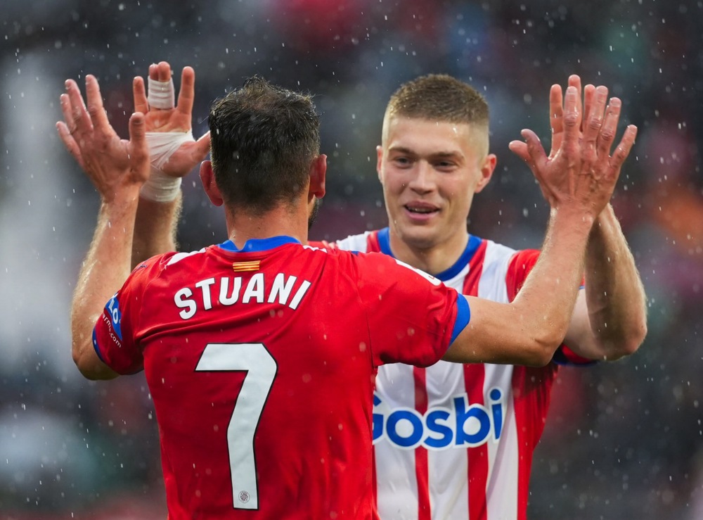 epa11253402 Girona's striker Cristhian Stuani (L) celebrates with teammate Artem Dovbyk (R) after scoring the 3-2 goal during the Spanish LaLiga soccer match between Girona FC and Real Betis, in Girona, Spain, 31 March 2024.  EPA-EFE/David Borrat