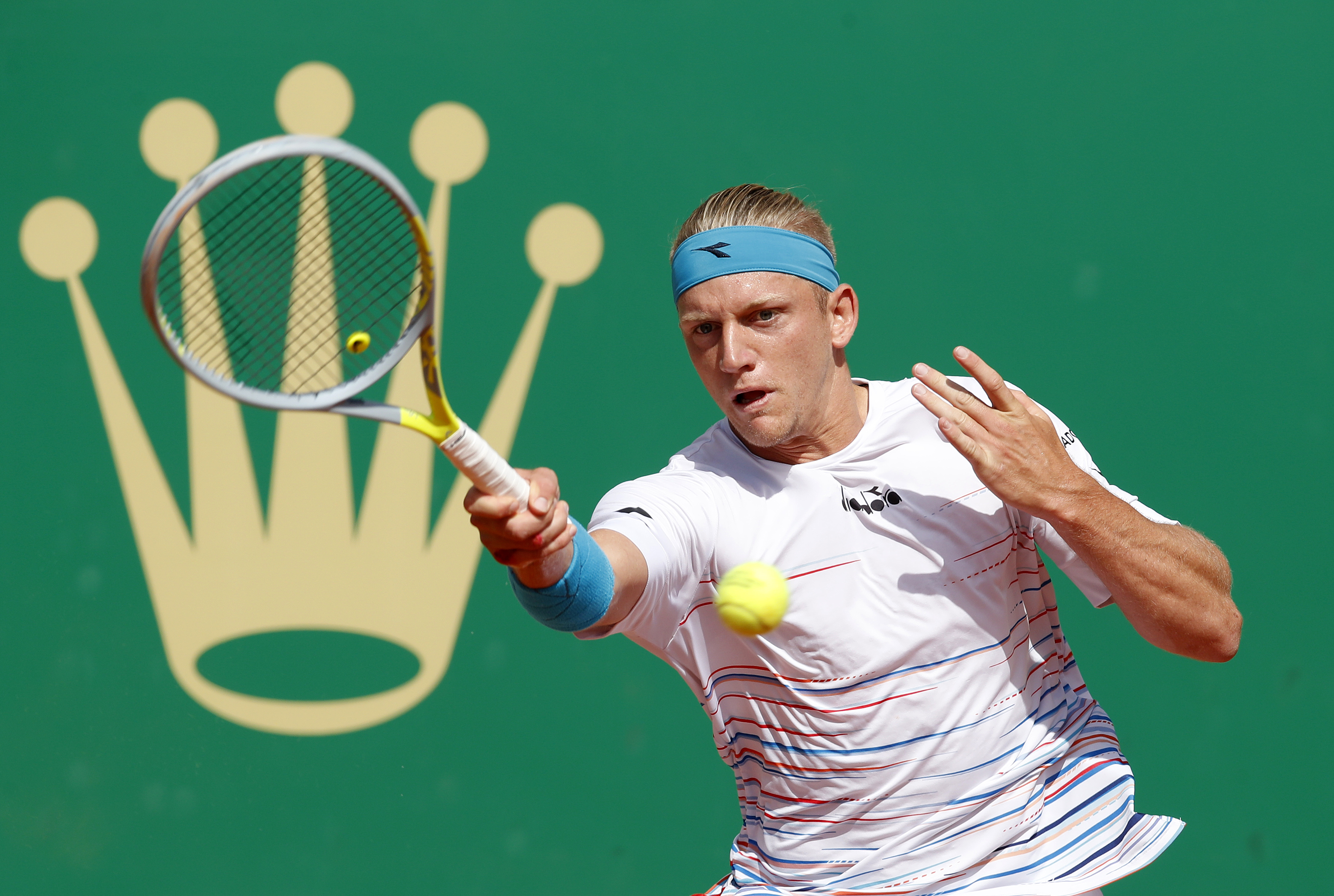 epa09891182 Alejandro Davidovich Fokina of Spain in action during his quarter final match against Taylor Fritz of US at the Monte-Carlo Rolex Masters tournament in Roquebrune Cap Martin, France, 15 April 2022.  EPA-EFE/SEBASTIEN NOGIER