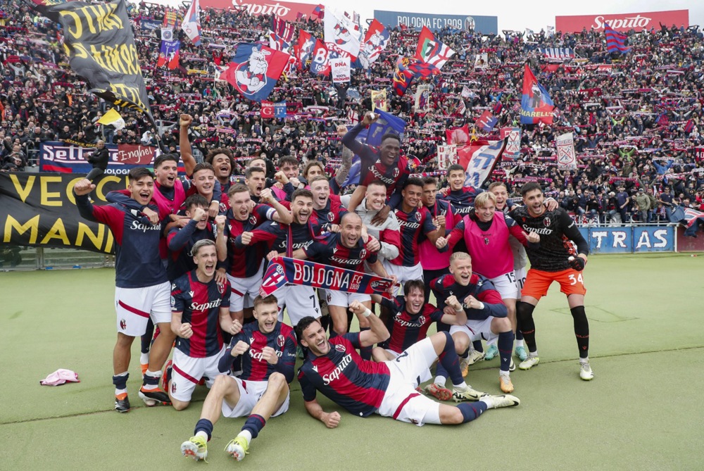 epa11254420 Bologna's players celebrate the victory after the Italian Serie A soccer match between Bologna FC and US Salernitana at Renato Dall'Ara stadium in Bologna, Italy, 01 April 2024.  EPA-EFE/ELISABETTA BARACCHI