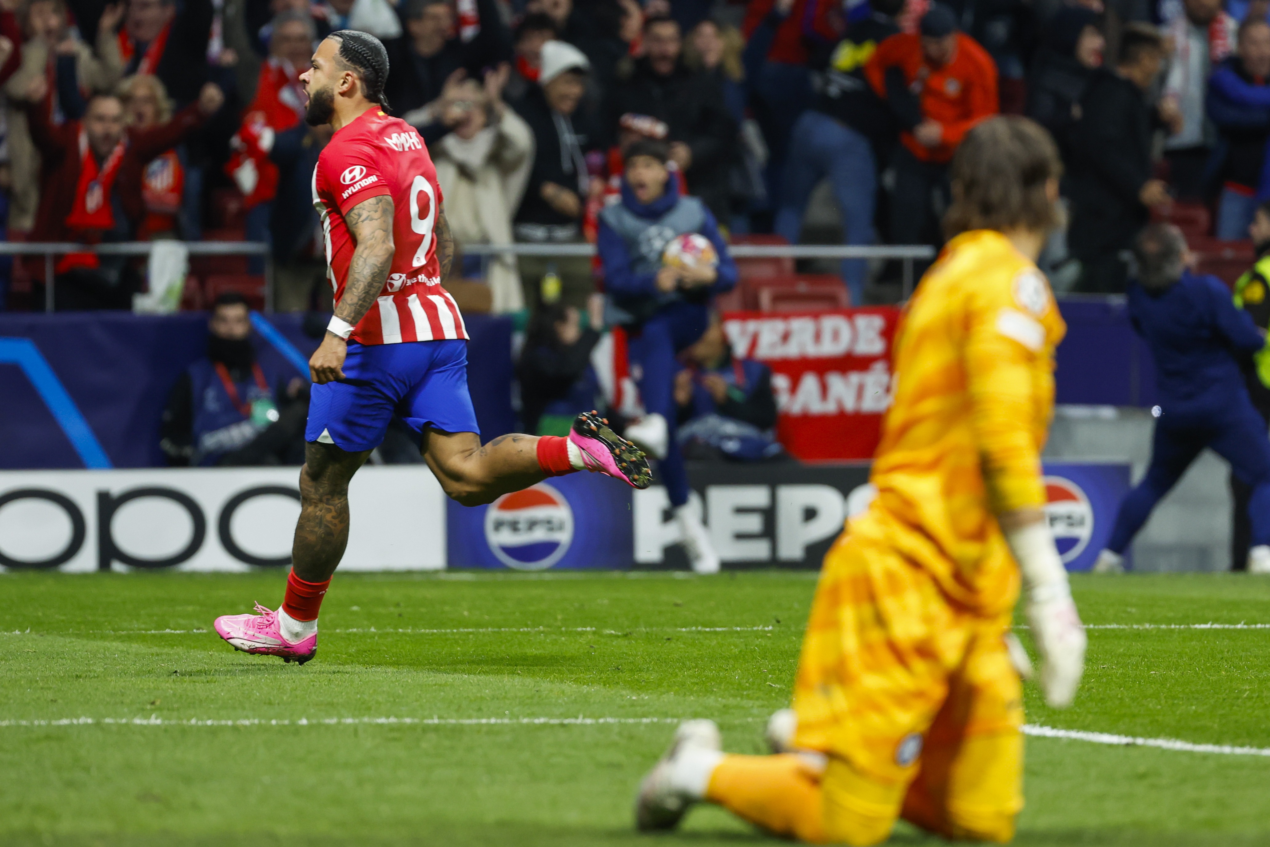 epa11219174 Atletico's Memphis Depay (L) celebrates after scoring the 2-1 lead during the UEFA Champions League round of 16 second leg soccer match between Atletico de Madrid and FC Inter, in Madrid, Spain, 13 March 2024.  EPA-EFE/Mariscal