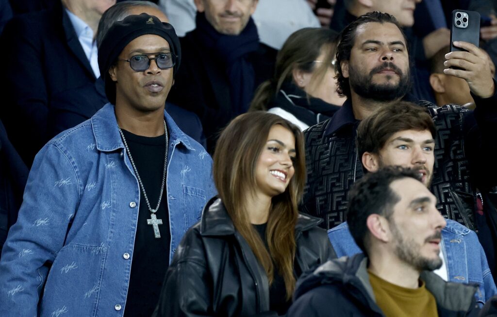 epa11271022 Former Barcelona and PSG player Ronaldinho (L) before the UEFA Champions League quarter-finals, 1st leg soccer match between Paris Saint-Germain and FC Barcelona, in Paris, France, 10 April 2024.  EPA-EFE/MOHAMMED BADRA