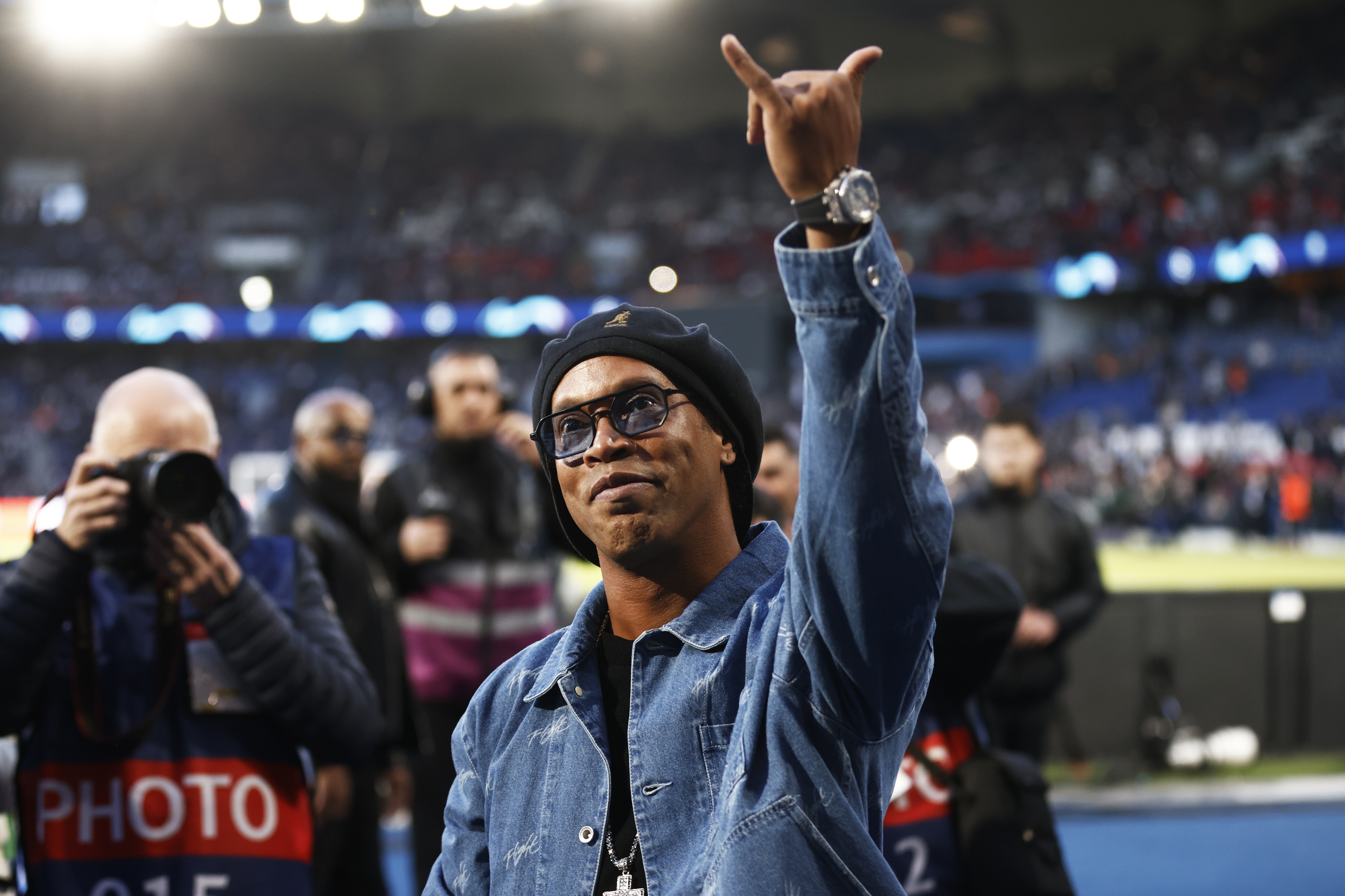 epa11270941 Former Brazilian soccer player Ronaldinho cheers to spectators before the UEFA Champions League quarter-finals, 1st leg soccer match between Paris Saint-Germain and FC Barcelona, in Paris, France, 10 April 2024.  EPA-EFE/YOAN VALAT