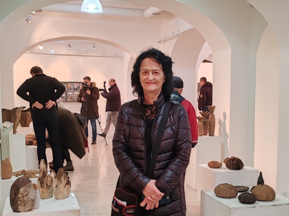 Užice 25.11.2024. Gradska galerija Užice, otvorena izložba radova nastalih tokom 28. Međunarodne kolonijie keramike Zlakusa Foto: Slavica Panić/Nova.rs
