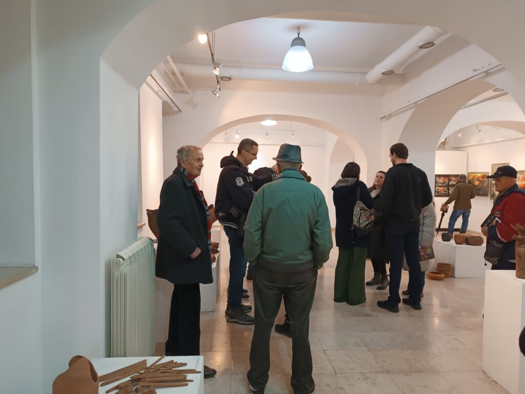 Užice 25.11.2024. Gradska galerija Užice, otvorena izložba radova nastalih tokom 28. Međunarodne kolonijie keramike Zlakusa Foto: Slavica Panić/Nova.rs
