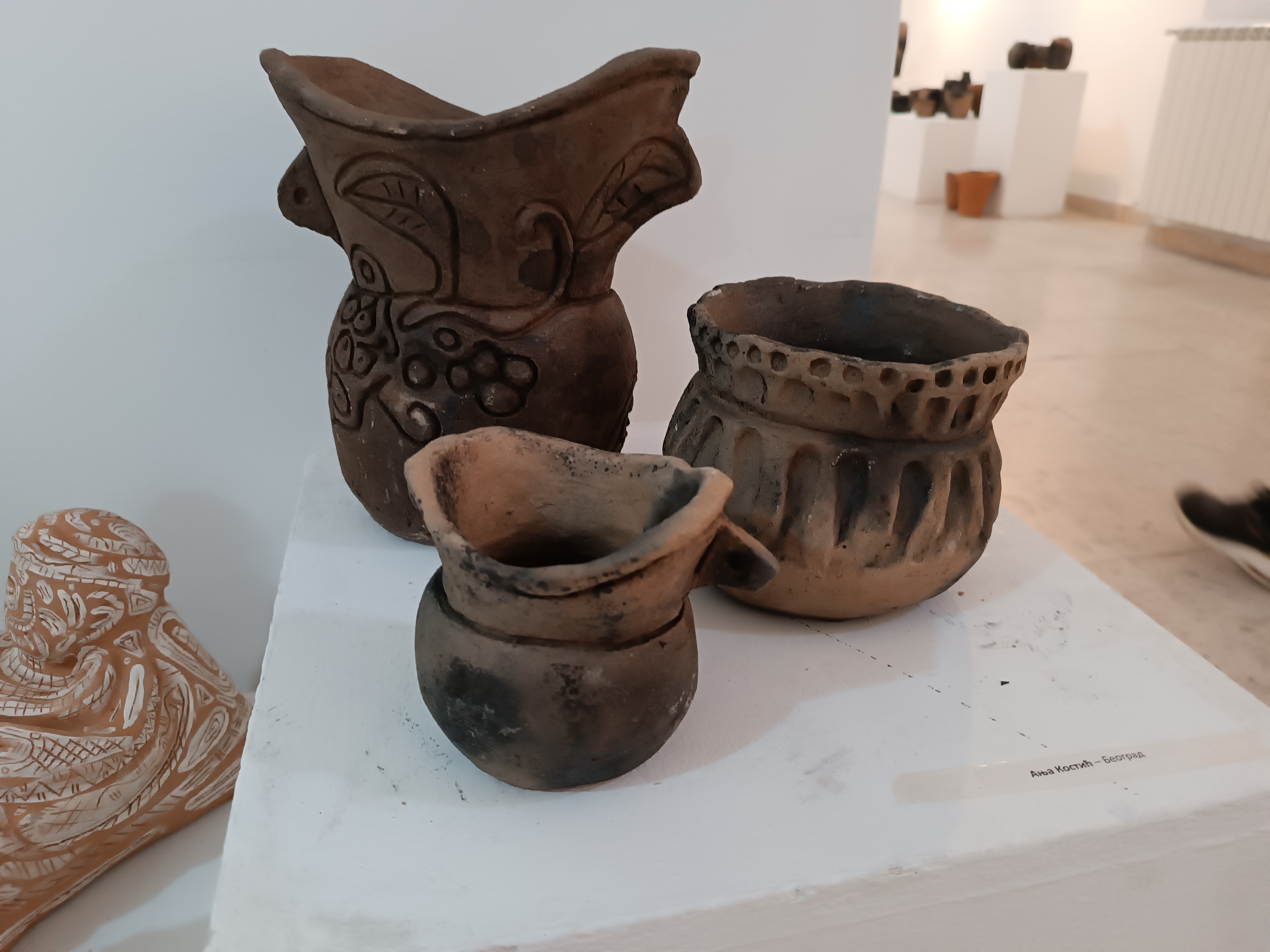 Užice 25.11.2024. Gradska galerija Užice, otvorena izložba radova nastalih tokom 28. Međunarodne kolonijie keramike Zlakusa Foto: Slavica Panić/Nova.rs