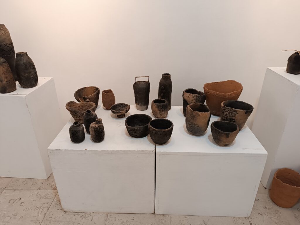 Užice 25.11.2024. Gradska galerija Užice, otvorena izložba radova nastalih tokom 28. Međunarodne kolonijie keramike Zlakusa Foto: Slavica Panić/Nova.rs