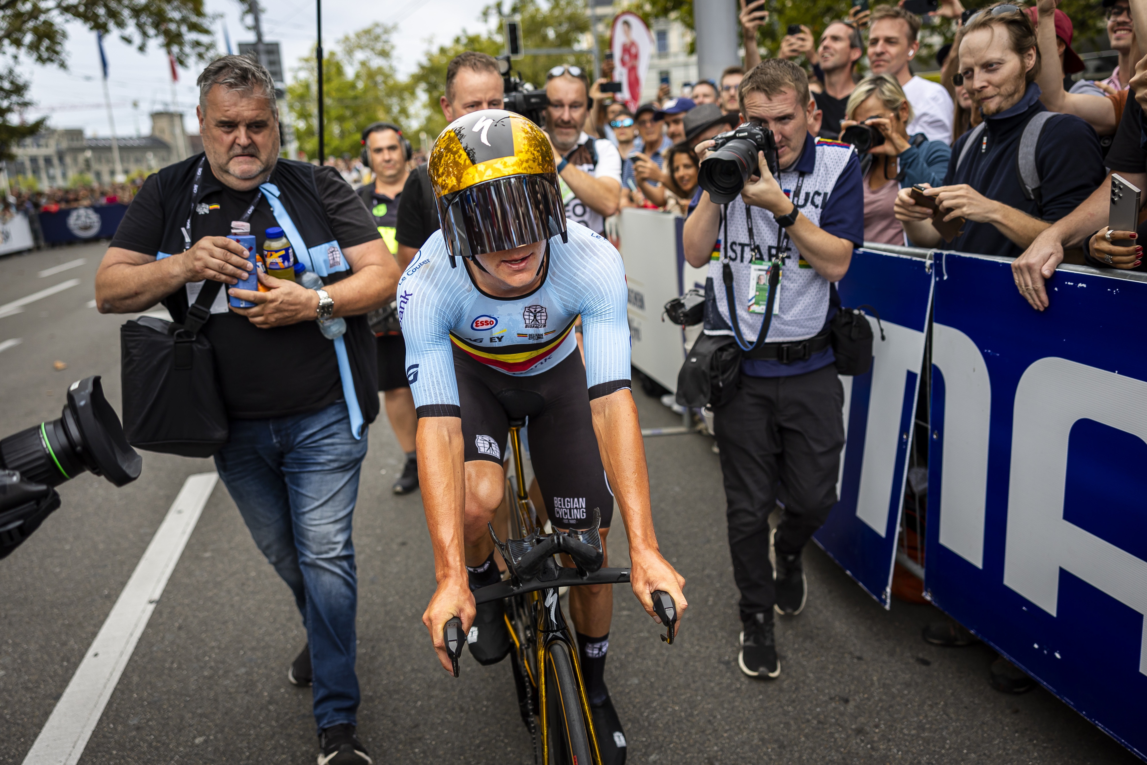 epa11619338 Gold medalist Remco Evenepoel of Belgium wins the Men's Elite Individual Time Trial race at the 2024 UCI Road and Para-cycling Road World Championships in Zurich, Switzerland, 22 September 2024.  EPA-EFE/ENNIO LEANZA