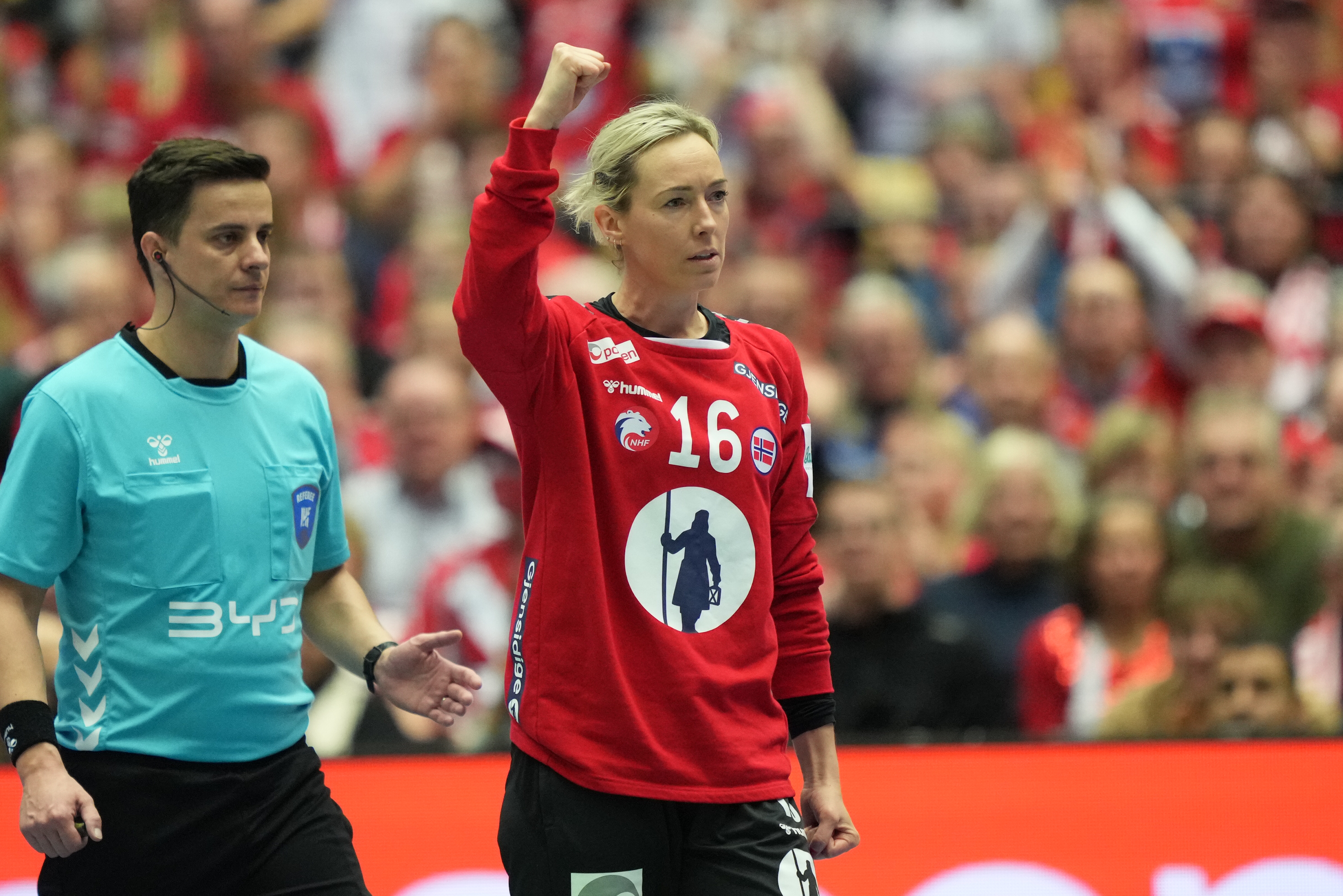 epa11034859 Norways goalkeeper Katrine Lunde celebrates during the IHF Women's World Handball Championship final match between France and Norway in Herning, Denmark, 17 December 2023.  EPA-EFE/Claus Fisker DENMARK OUT