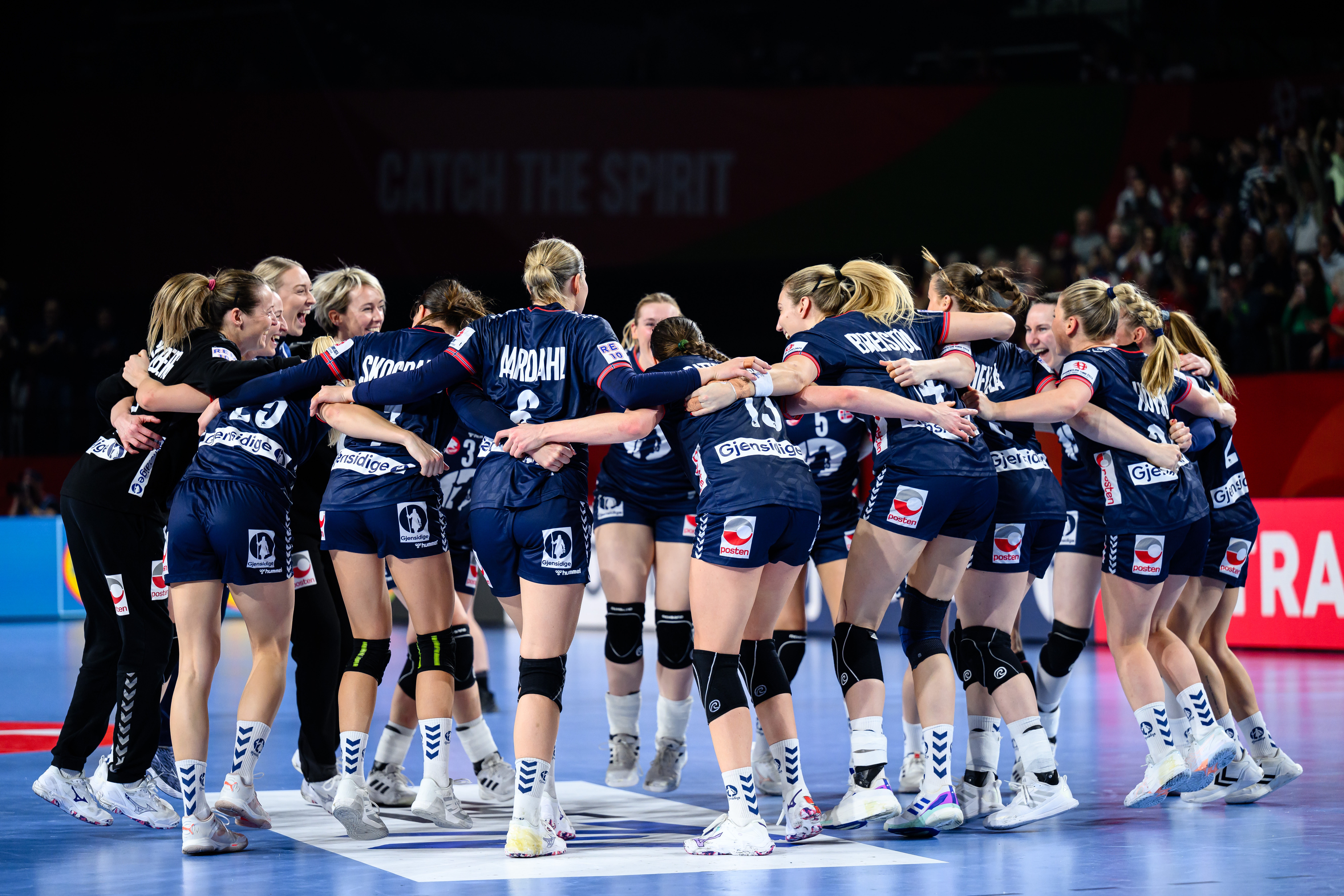 epa11779513 Team Norway celebrates after winning the EHF Women's EURO 2024 final match between Denmark and Norway, in Vienna, Austria, 15 December 2024.  EPA-EFE/MAX SLOVENCIK