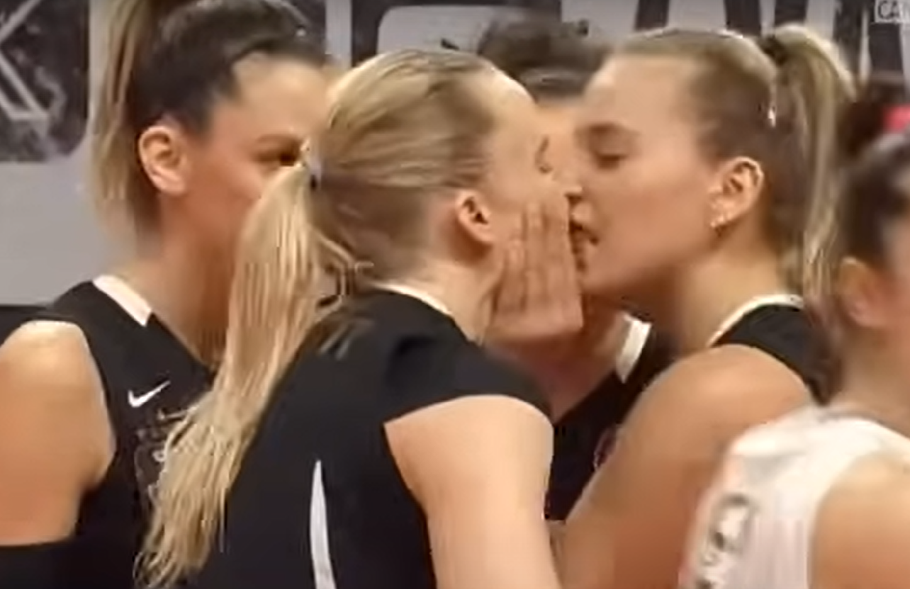 Odbojkašice se ljube
