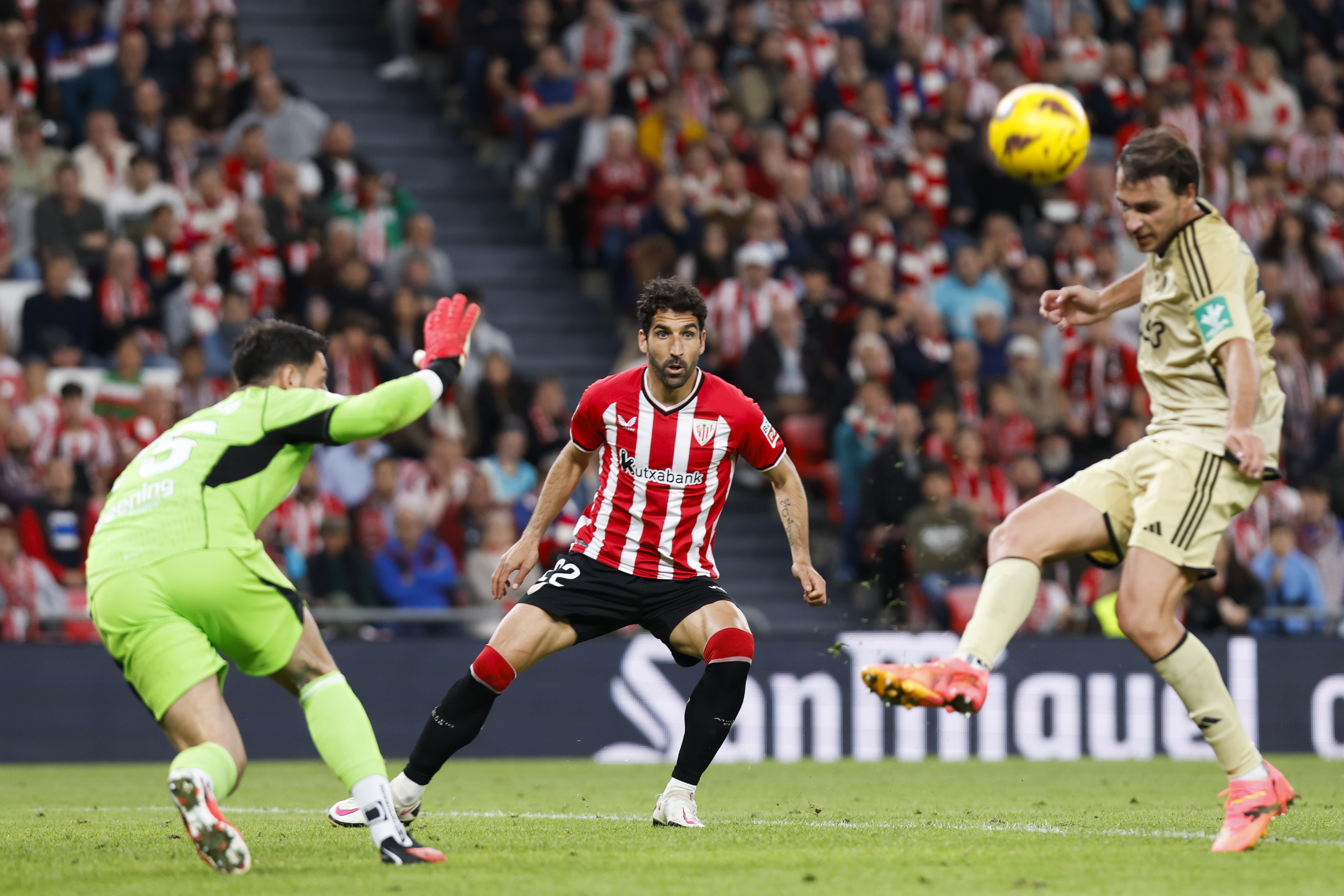 epa11289441 Athletic Club's Raul Garcia Escudero (C) in action during the Spanish LaLiga soccer match between Athletic Club Bilbao and Granada CF, in Bilbao, northern Spain, 19 April 2024.  EPA-EFE/Miguel Tona
