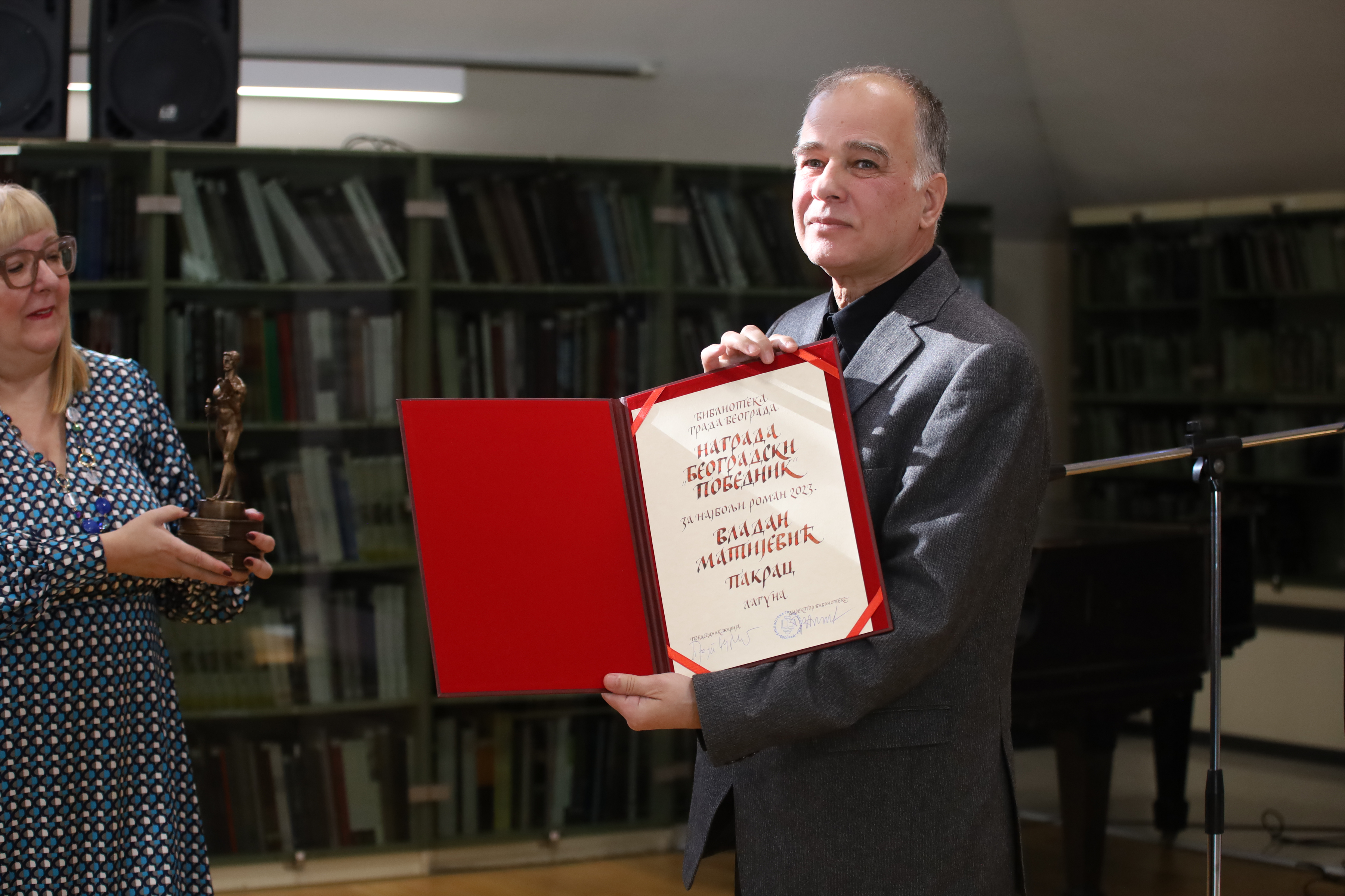 The writer Vladan Matijevic received the award "Belgrade Winner" for the best novel of 2023 for his work "Pakrac".Knjizevnik Vladan Matijevic primio je nagradu "Beogradski pobednik" za najbolji roman 2023. godine za svoje delo "Pakrac".
