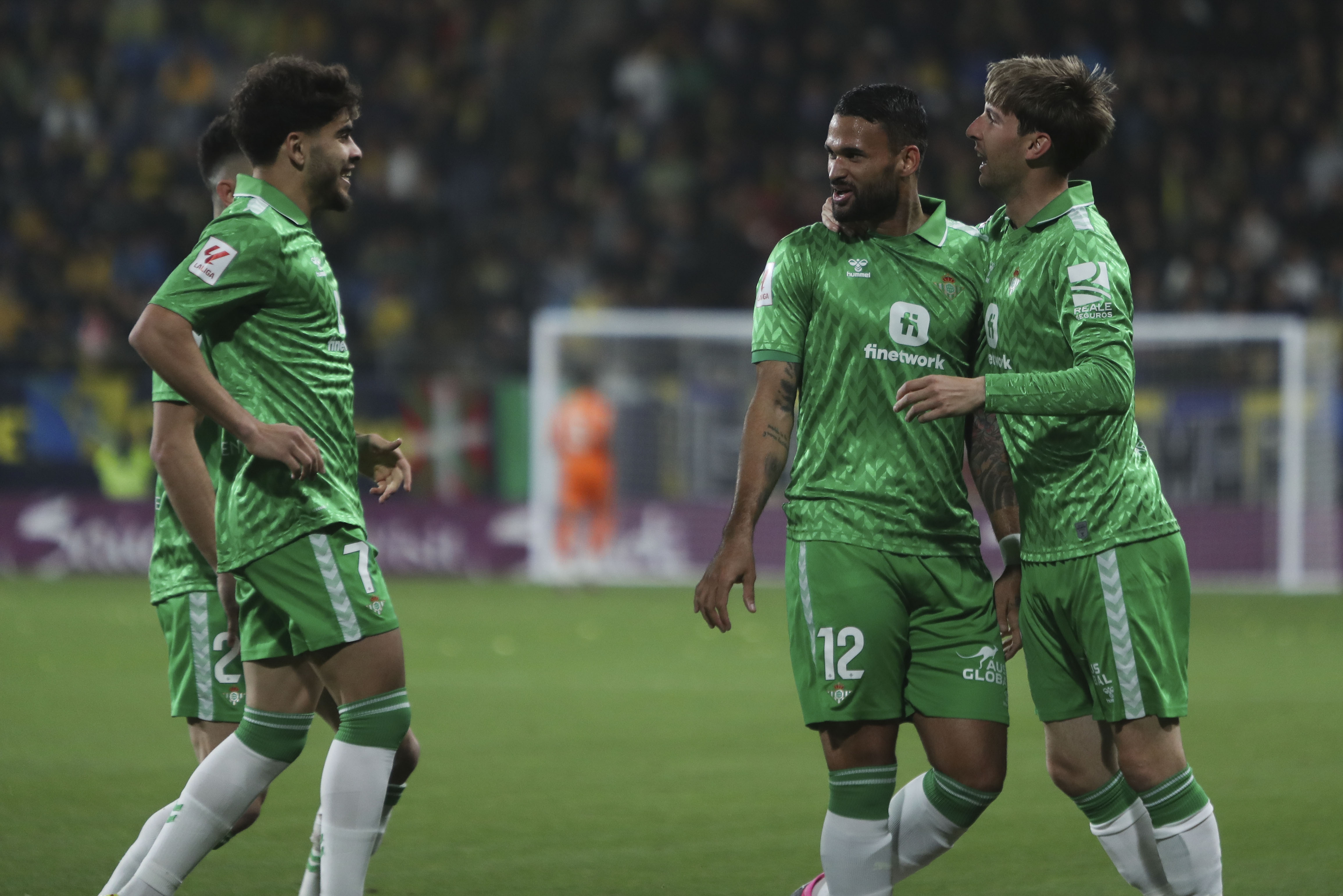 epa11140594 Real Betis' Willian Jose (2-R) celebrates after scoring during the Spanish LaLiga soccer match between Cadiz CF and Real Betis at Nuevo Mirandilla stadium in Cadiz, southern Spain, 09 February 2024.  EPA-EFE/Roman Rios