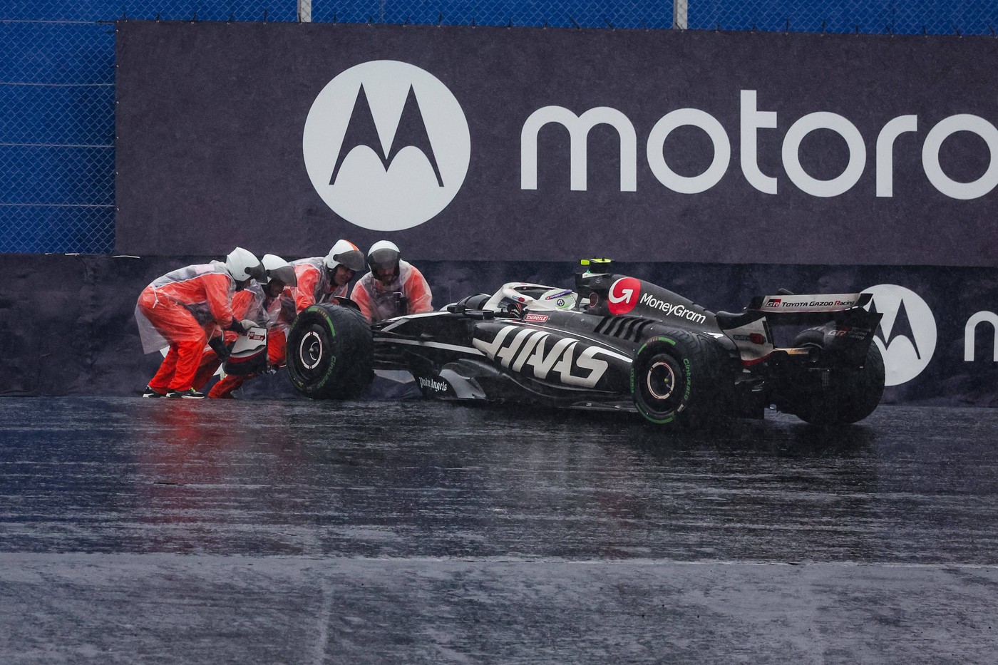 27 HULKENBERG Nico (ger), Haas F1 Team VF-24 Ferrari, action getting pushed by Marshalls during the Formula 1 Grande Pre