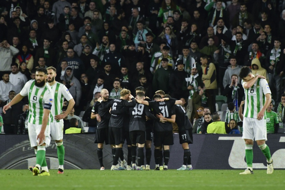 epa11156635 GNK Dinamo's players celebrate the 0-1 lead during the UEFA Europa Conference League 1st leg soccer match between Real Betis and GNK Dinamo, in Seville, Southern Spain, 15 February 2024.  EPA-EFE/Raul Caro