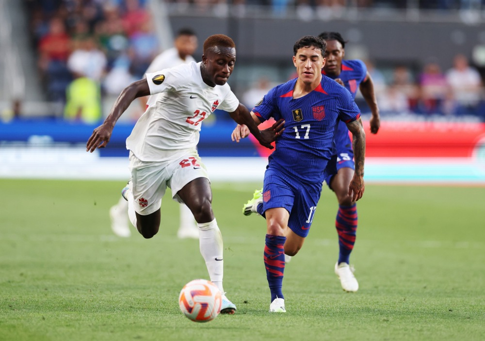 epa10736935 Alejandro Zendejas (R) of the USA in action against Richie Laryea (L) of Canada during the CONCACAF Gold Cup quarter-final soccer match between USA and Canada, in Cincinnati, Ohio, USA, 09 July 2023.  EPA-EFE/MARK LYONS