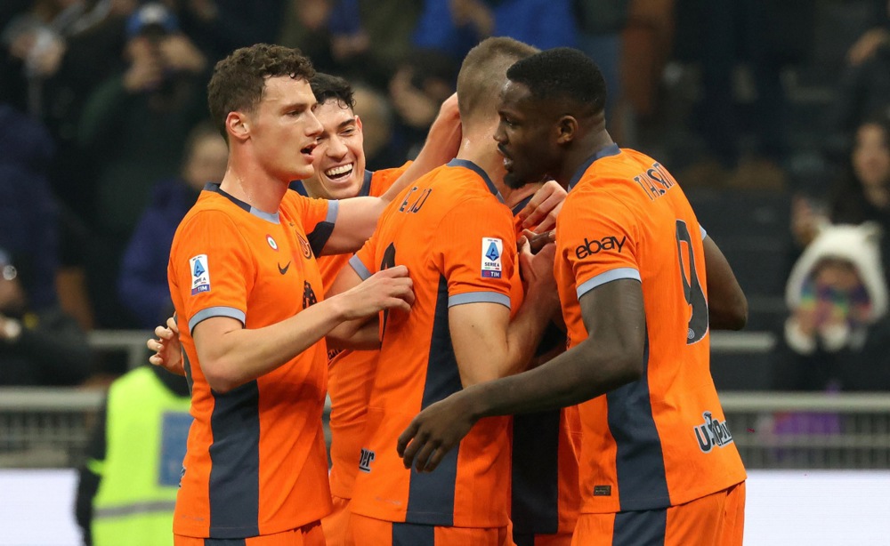 epa11159484 Inter Milan’s Marcus Thuram (R) celebrates with his teammates after scoring the 1-0 goal during the Italian Serie A soccer match between FC Inter and Salernitana, in Milan, Italy, 16 February 2024.  EPA-EFE/MATTEO BAZZI