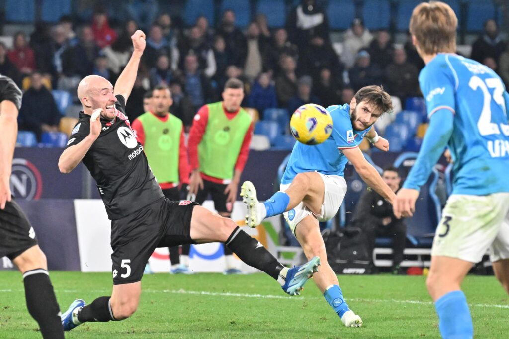 epa11048498 Napolis forward Khvicha Kvaratskhelia (CR) in action during the Italian Serie A soccer match between SSC Napoli and AC Monza at 'Diego Armando Maradona' stadium in Naples, Italy, 29 December 2023.  EPA-EFE/CIRO FUSCO