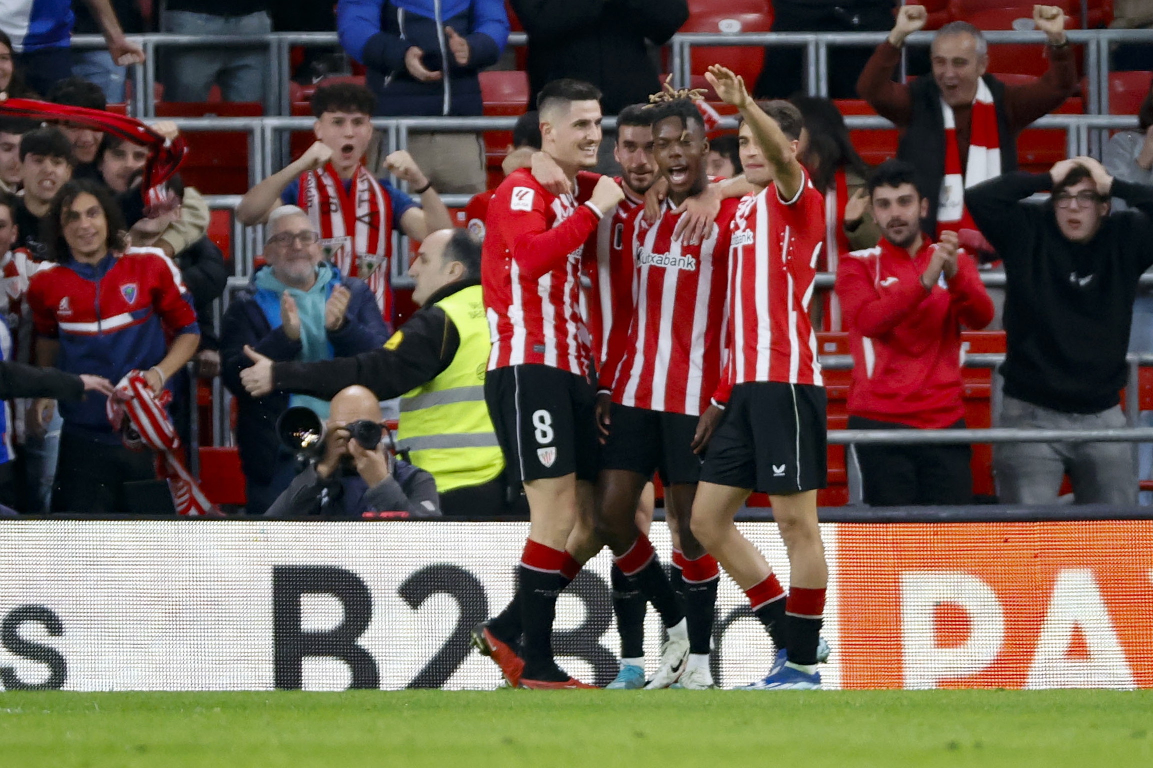 epa11032822 Athletic Bilbao's striker Nico Williams (C) celebrates after scoring the 2-0 goal during the Spanish LaLiga soccer match between Athletic Club Bilbao and Atletico Madrid, in Bilbao, northern Spain, 16 December 2023.  EPA-EFE/Luis Tejido