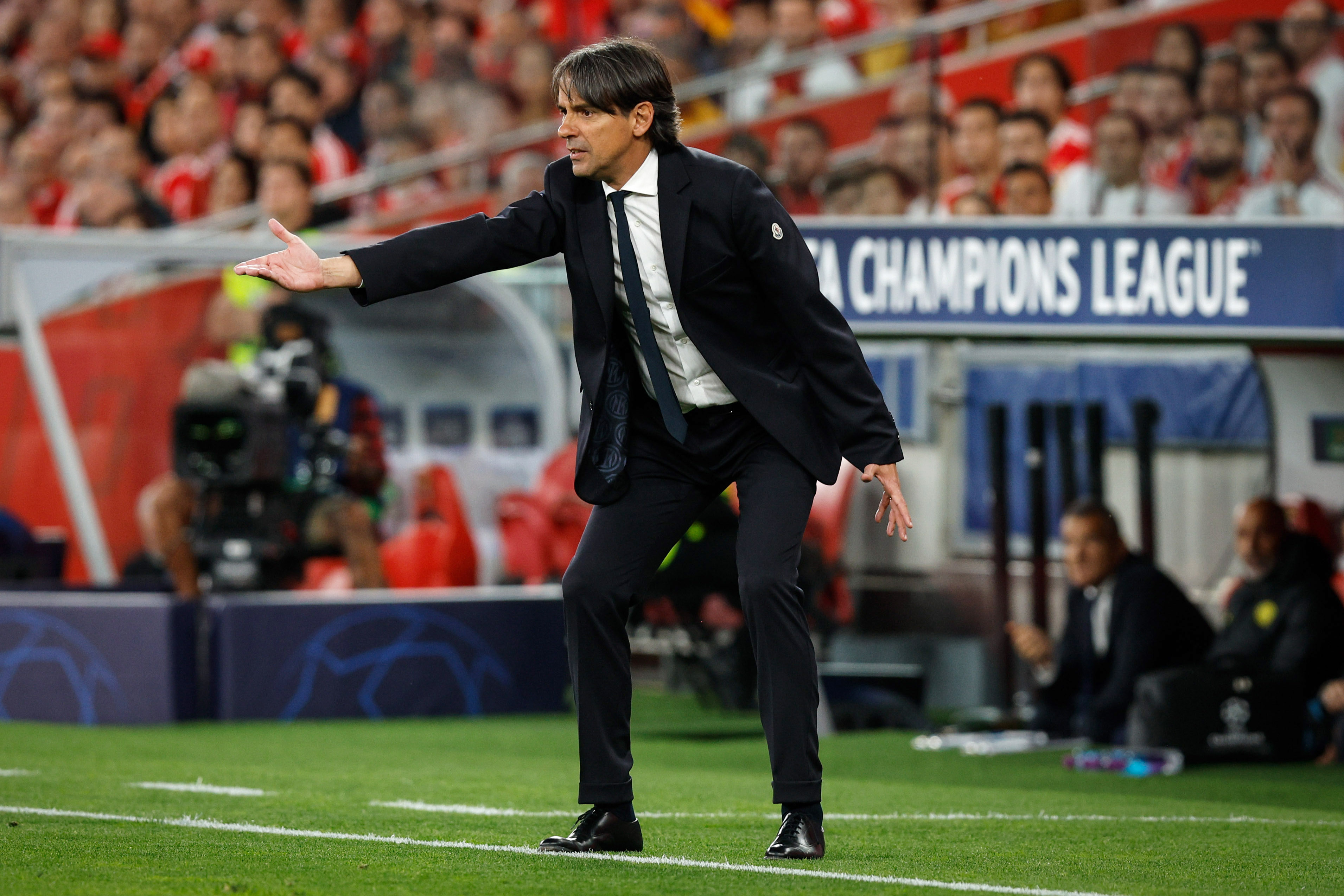 epa10568831 Inter Milan head coach Simone Inzaghi reacts during the UEFA Champions League quarter final 1st leg match between SL Benfica and Inter Milan held at Luz Stadium, Lisbon, Portugal, 11 April 2023.  EPA-EFE/ANTONIO PEDRO SANTOS
