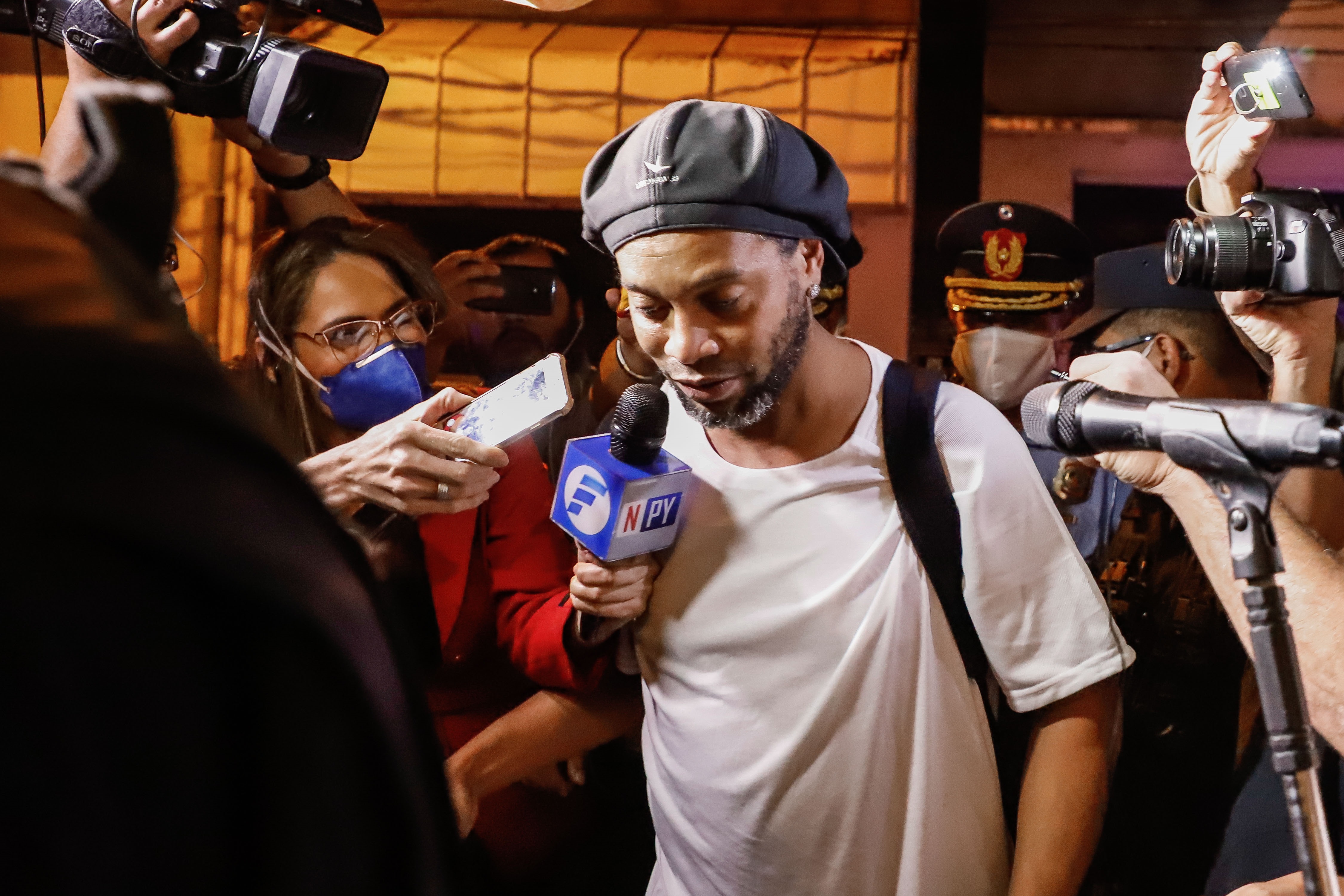Ronaldinho begins house arrest at hotel in Paraguay