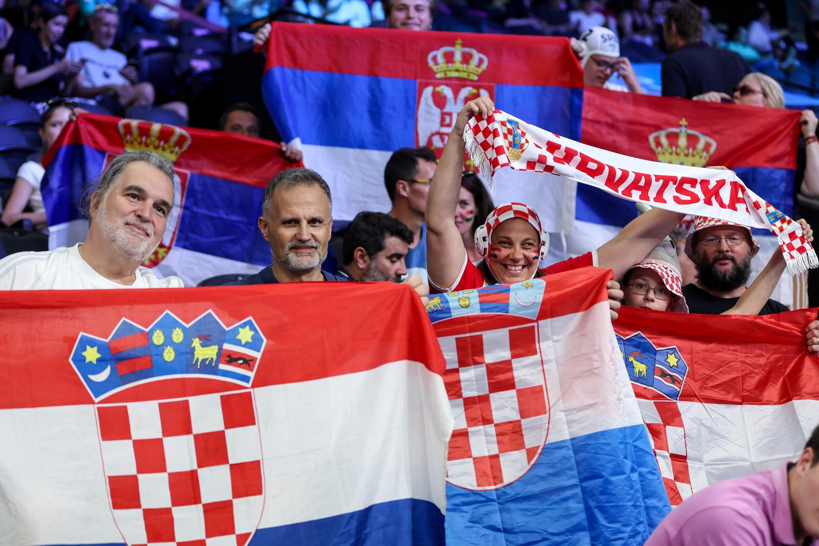 11.08.2024., Pariz, Francuska - XXXIII. Olimpijske igre Pariz 2024. Vaterpolo finale muski, Srbija - Hrvatska. Photo: Igor Kralj/PIXSELL srpski i hrvatski navijaci