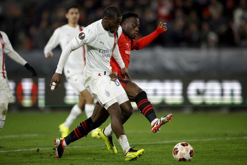 epa11173057 Arnaud Kalimuendo (R) of Rennes and Yunus Musah of Milan in action during the UEFA Europa League knock- out round play-offs, 2nd leg soccer match between Stade Rennes and AC Milan in Rennes, France 22 February 2024.  EPA-EFE/YOAN VALAT