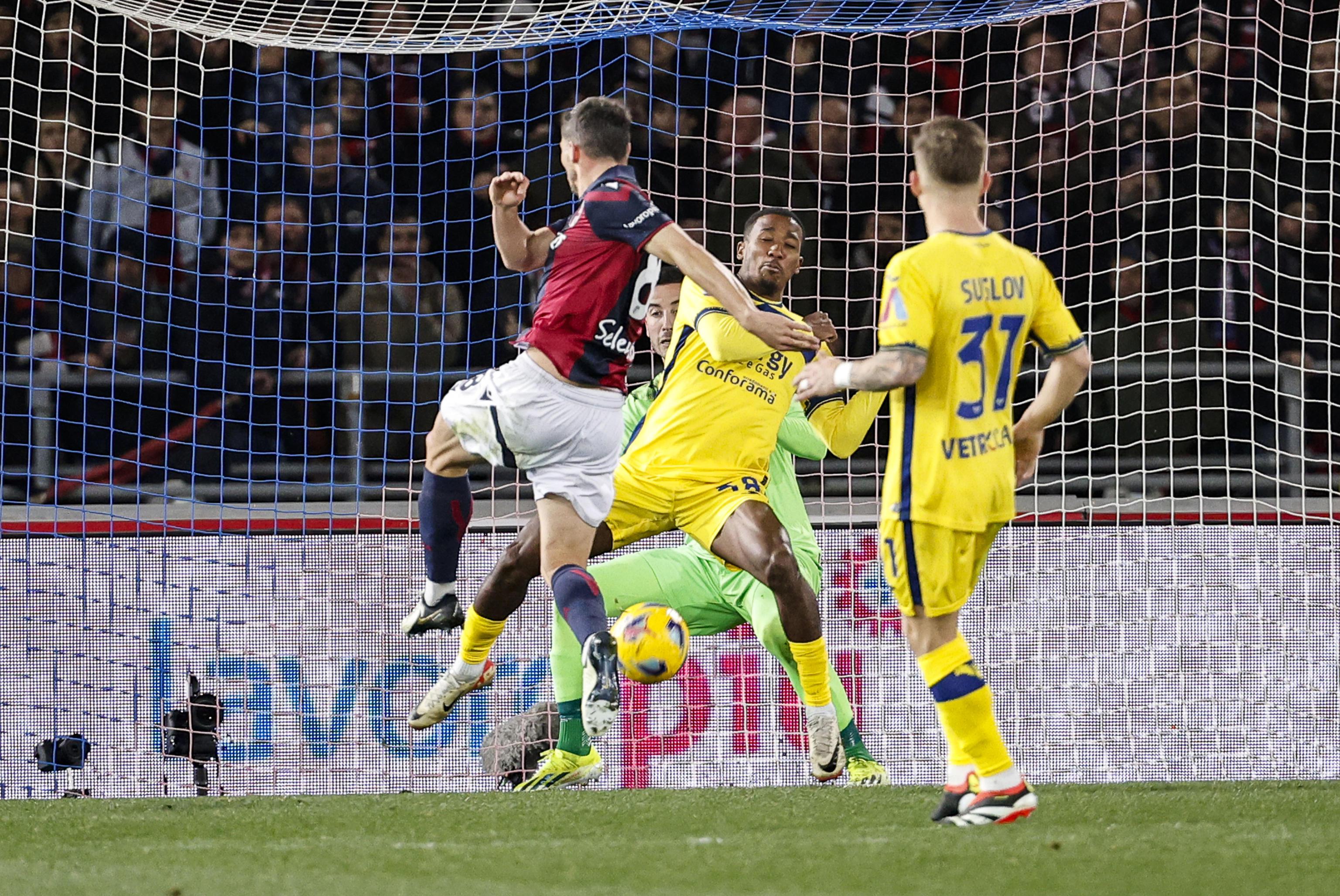 epa11176211 Bologna's Remo Freuler scores the 2-0 goal during the Italian Serie A soccer match Bologna FC vs  Hellas Verona FC at Renato Dall'Ara stadium in Bologna, Italy, 23 February 2024.  EPA-EFE/ELISABETTA BARACCHI