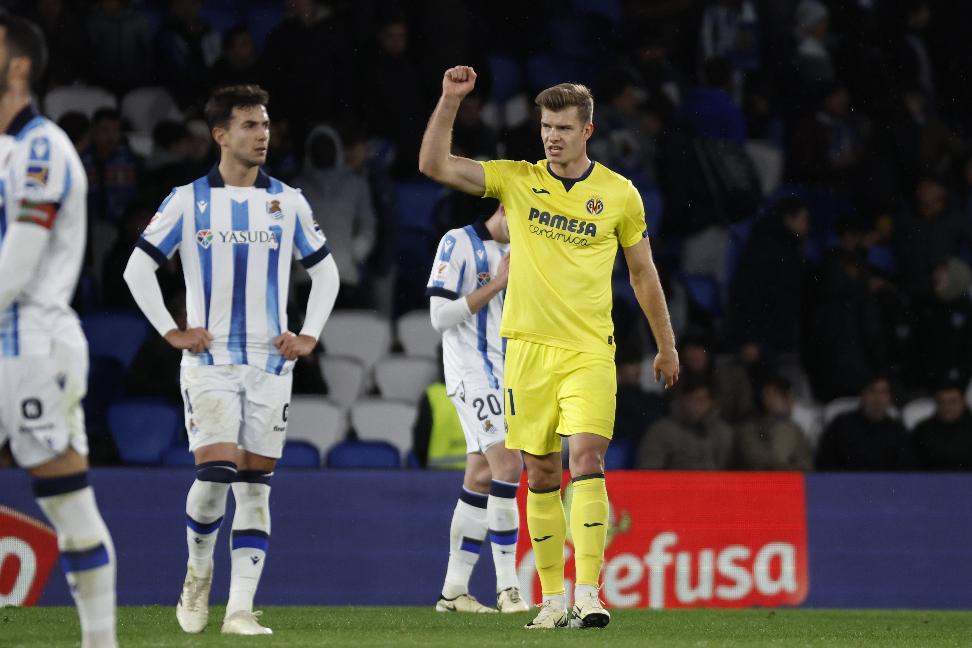 epa11176300 Real Sociedad's Alexander Sorloth (R) celebrates after scoring the 1-3 goal during the Spanish LaLiga soccer match between Real Sociedad and Villarreal CF, in San Sebastian, Basque Country, Spain, 23 February 2024.  EPA-EFE/Juan Herrero