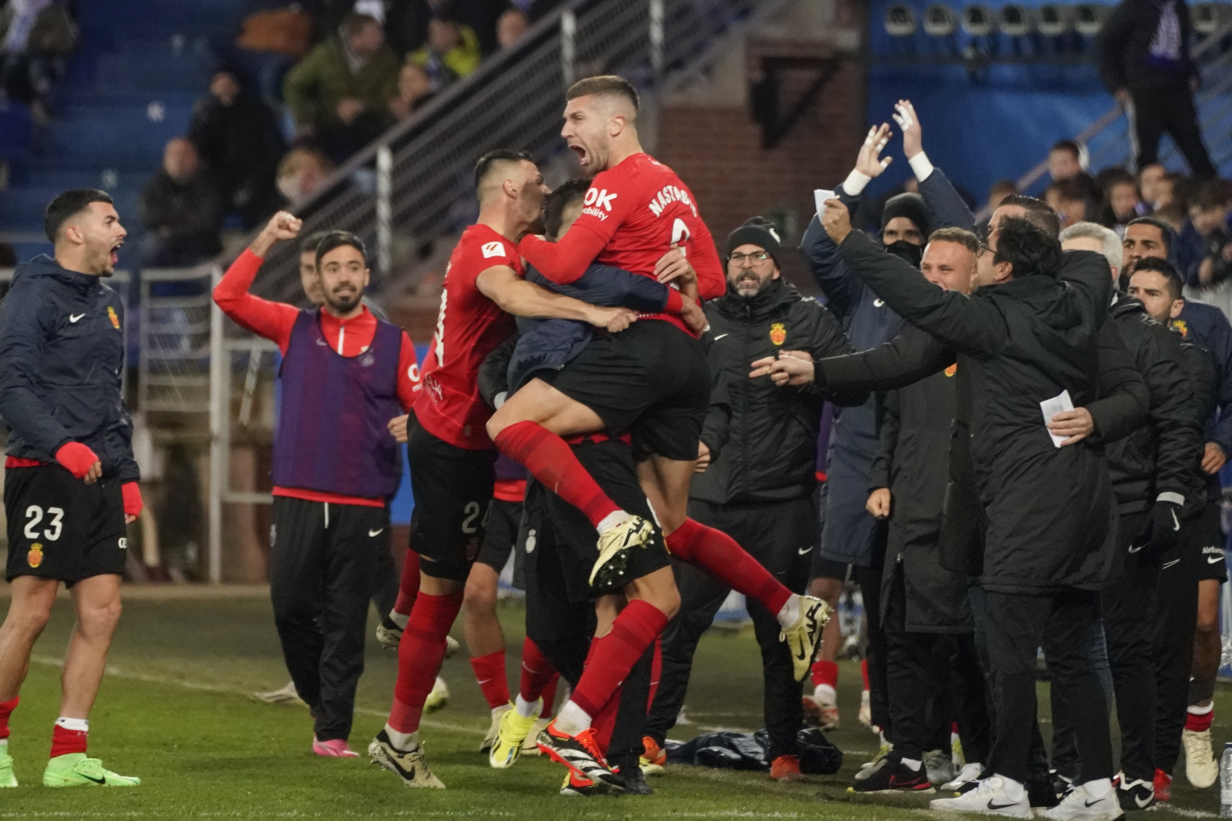 epa11179024 Mallorca's Matija Nastasic (C) celebrates with teammates after scoring the 1-1 goal during the Spanish LaLiga soccer match between Deportivo Alaves and RCD Mallorca, in Vitoria, Spain, 24 February 2024.  EPA-EFE/L. Rico