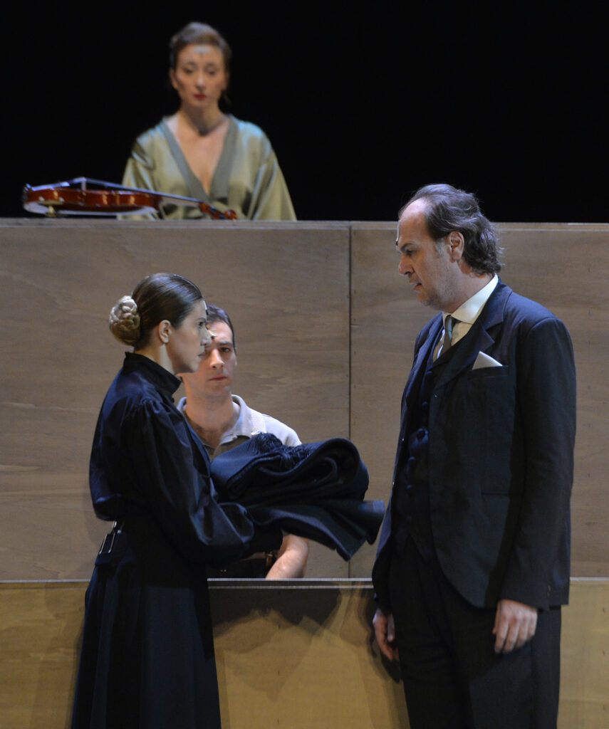 Beograd, 4. aprila 2023. - Premijera predstave "Očevi i oci" po istoimenom romanu Slobodana Selenića, u dramatizaciji Kate Đarmati i režiji Veljka Mićunović na Velikoj sceni Narodnog pozorišta. FOTO TANJUG/ RADE PRELIĆ/ bg