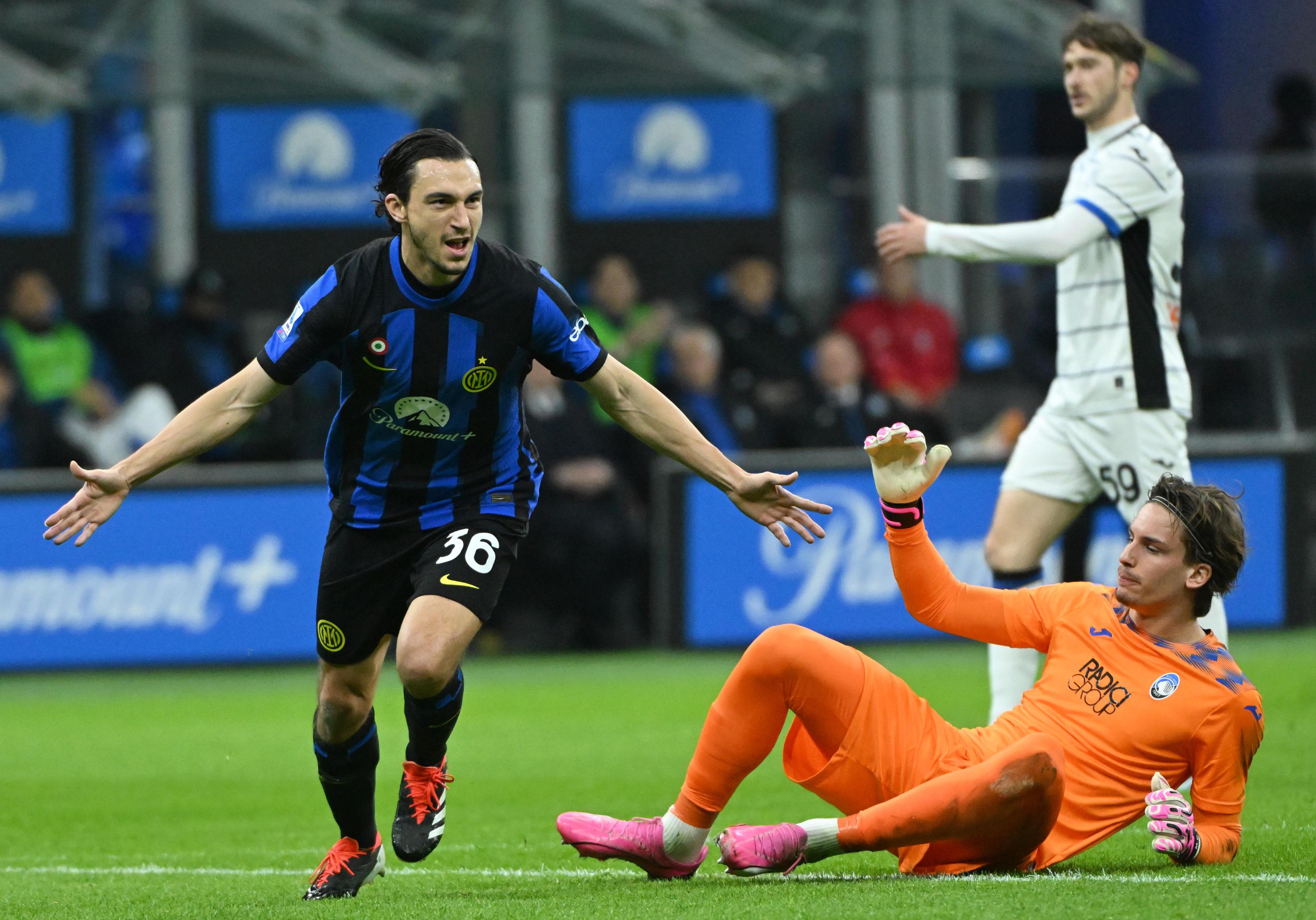 epa11187426 Inter Milans Matteo Darmian (L) celebrates after scoring the 1-0 goal during the Serie A soccer match between FC Inter and Atalanta BC, in Milan, Italy, 28 February 2024.  EPA-EFE/Daniel Dal Zennaro