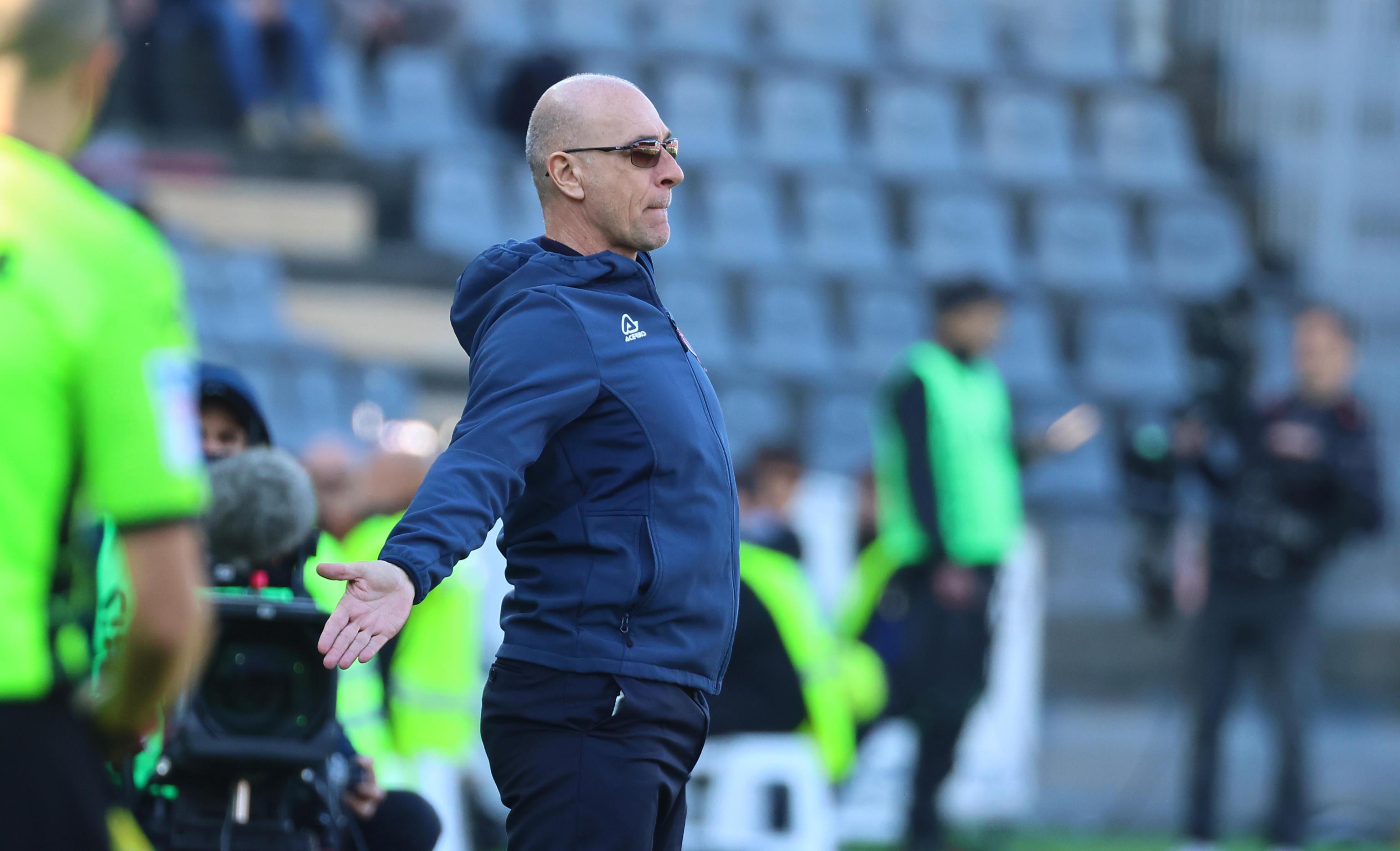 epa10517120 Cremonese's head coach Davide Ballardini gestures during the Italian Serie A soccer match between US Cremonese and ACF Fiorentina, in Cremona, Italy, 12 March 2023.  EPA-EFE/FILIPPO VENEZIA