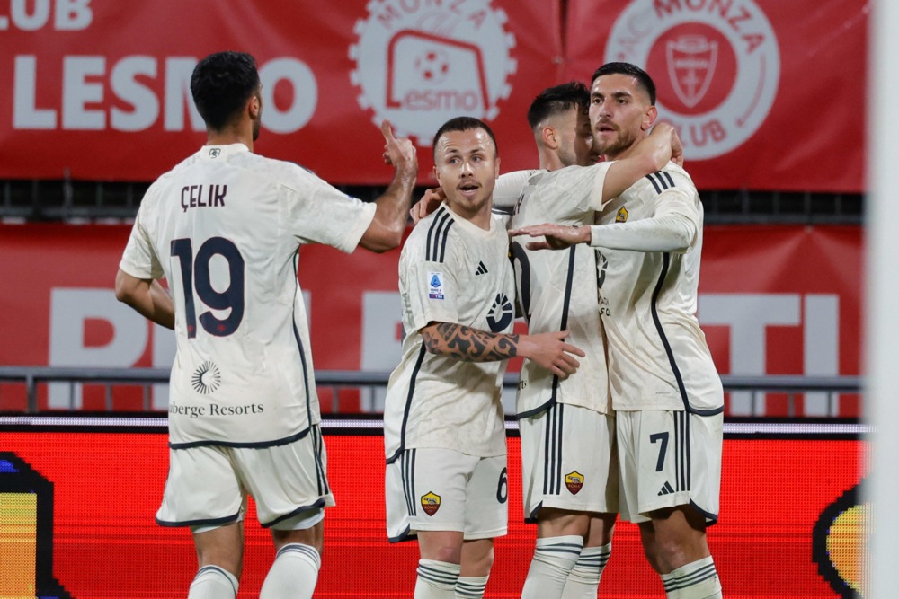 epa11194670 AC Monza's players celebrate the goal scored by AS Roma's midfielder Lorenzo Pellegrini during the Italian Serie A soccer match between AC Monza and AS Roma at U-Power Stadium in Monza, Italy, 02 March 2024.  EPA-EFE/Roberto Bregani