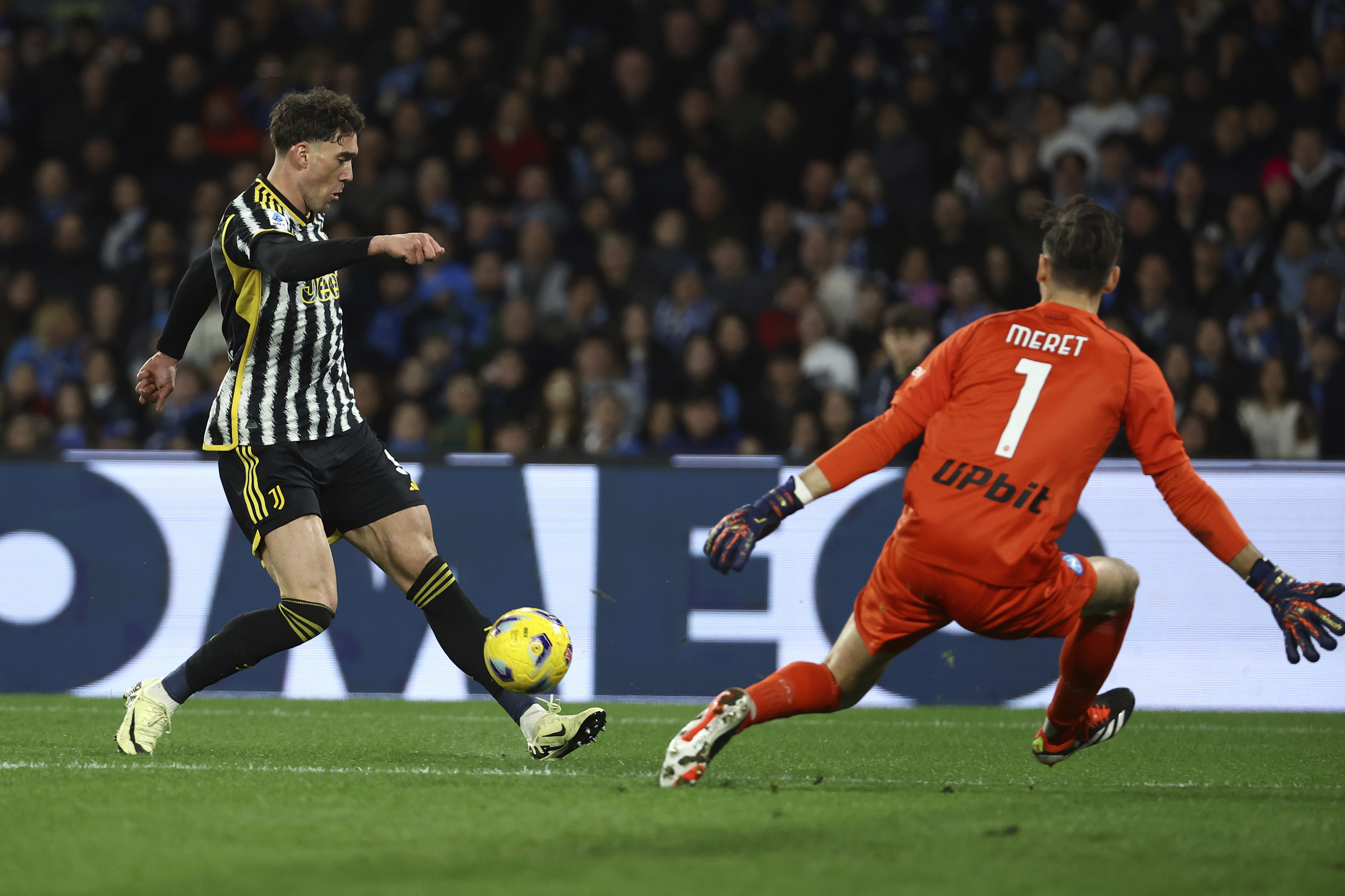 Juventus' Dusan Vlahovic, left, prepares to kick the ball during the Serie A soccer match between Napoli and Juventus at the Diego Armando Maradona stadium in Naples, Italy, Sunday, March 3, 2024. (Alessandro Garofalo/LaPresse via AP)