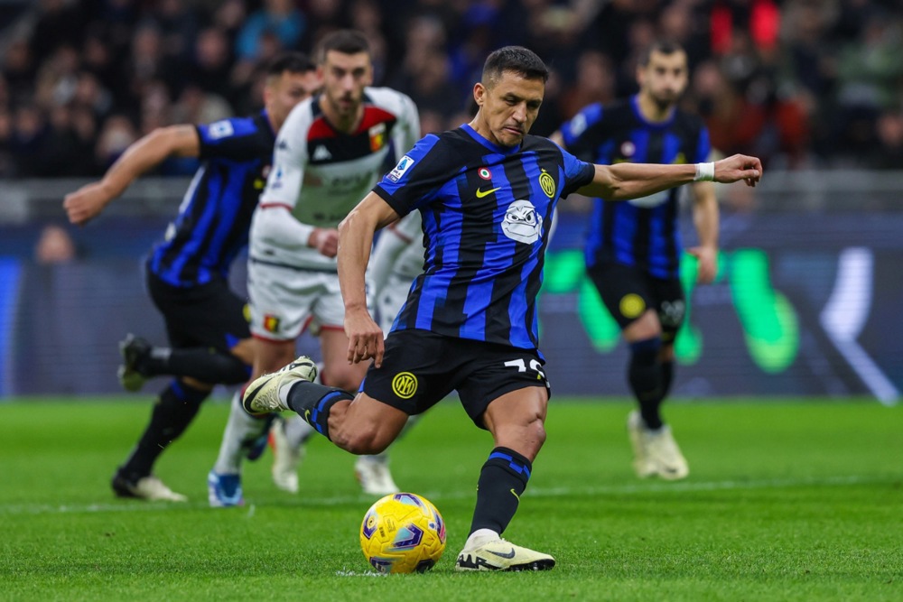 epa11199225 Inter's Alexis Sanchez scores the 2-0 penalty goal in the Italian Serie A soccer match Inter FC vs Genoa CFC at the Giuseppe Meazza stadium in Milan, Italy, 04 March 2024.  EPA-EFE/FABRIZIO CARABELLI
