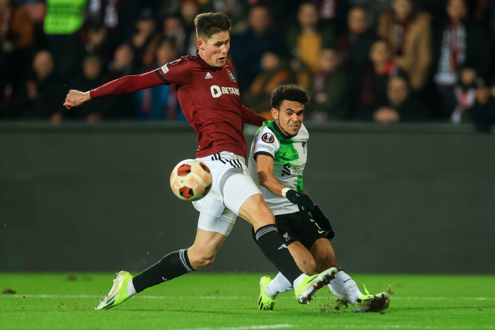 epa11204812 Martin Vitik of Sparta (L) in action against Luis Diaz of Liverpool (R) during the UEFA Europa League round of 16 first leg soccer match between Sparta Prague and Liverpool FC in Prague, Czech Republic, 07 March 2024.  EPA-EFE/MARTIN DIVISEK