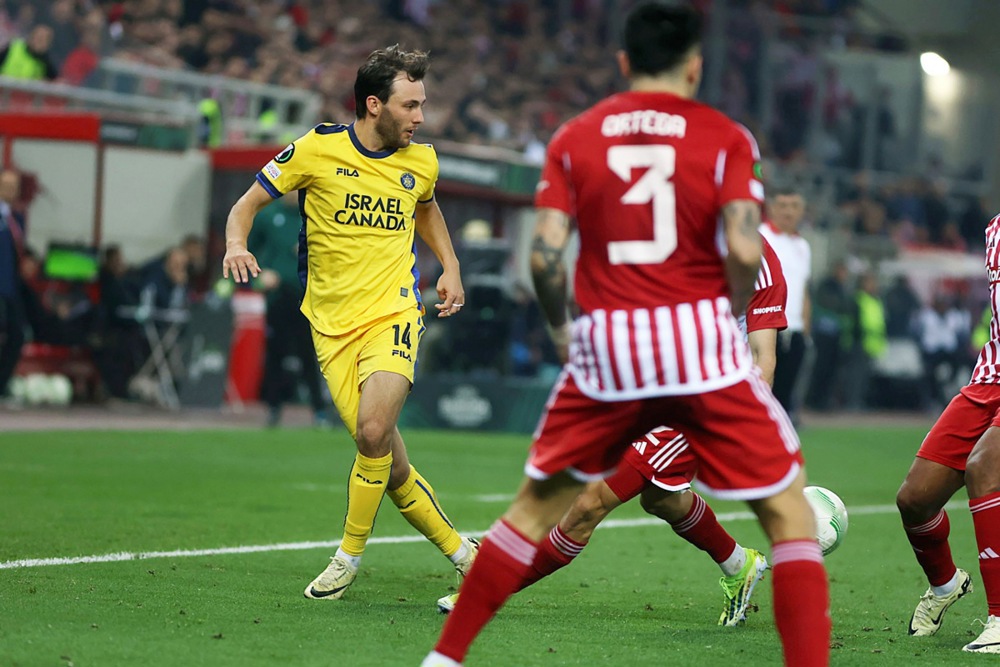 epa11205061 Maccabi's Joris van Overeem (L) in action during the UEFA Europa Conference League Round of 16, 1st leg soccer match between Olympiacos Piraeus vs Maccaibi Tel Aviv, in Piraeus, Greece, 07 March 2024.  EPA-EFE/GEORGIA PANAGOPOULOU