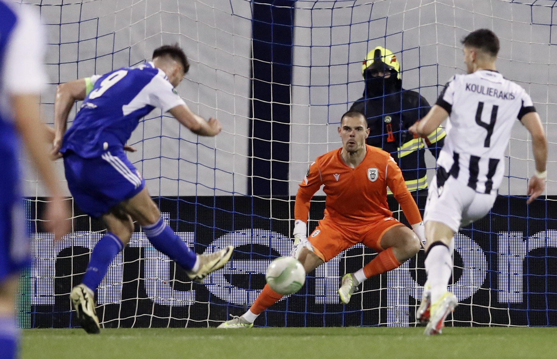 epa11205170 Dinamo's Bruno Petkovic (L) scores the 1-0 goal during the UEFA Conference League round of 16 first leg soccer match between Dinamo Zagreb and PAOK, in Zagreb, Croatia, 07 March 2024.  EPA-EFE/ANTONIO BAT