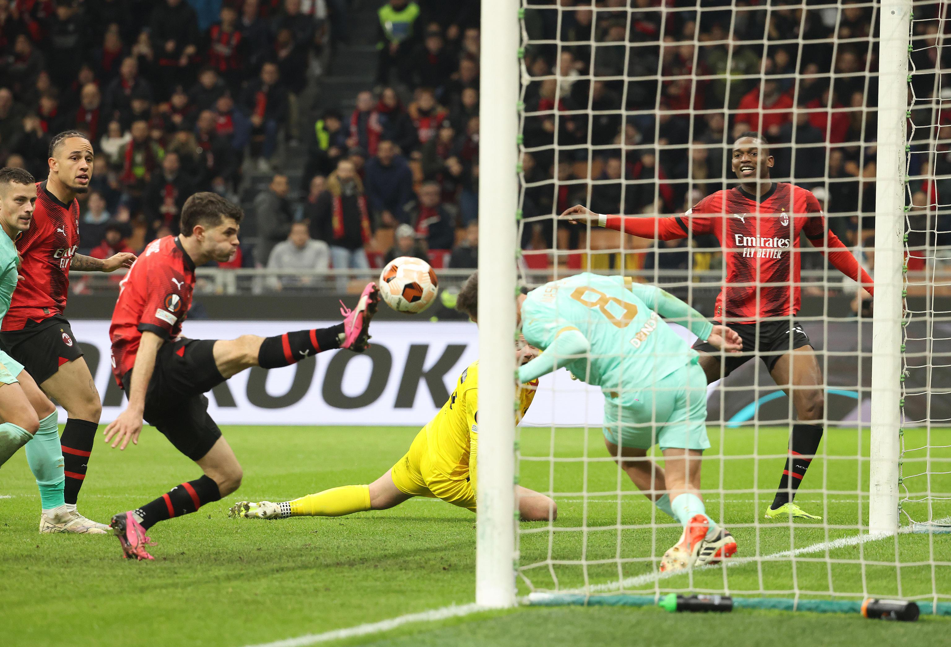 epa11205447 AC Milans Christian Pulisic (L) scores the 4-2 goal during the UEFA Europa League  round of 16 first leg soccer match between AC Milan and Sk Slavia Prague, in Milan, Italy, 07 March 2024.  EPA-EFE/MATTEO BAZZI