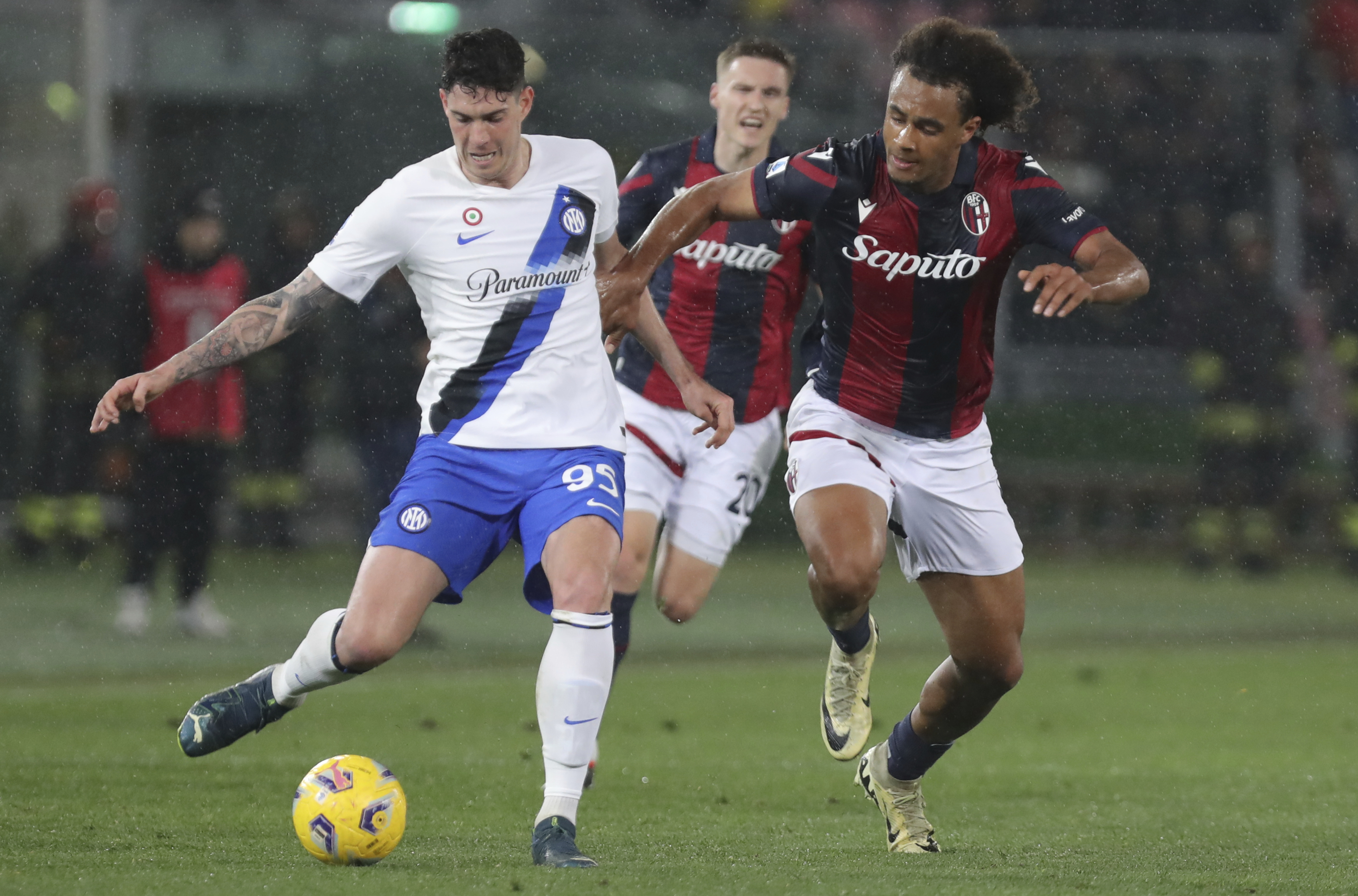 Inter's Alessandro Bastoni,. left, and Bologna's Joshua Zirkzee battle for the ball during the Serie A soccer match between Bologna and Inter FC at Renato Dall'Ara Stadium, Bologna, Italy, Saturday March 9, 2024. (Michele Nucci/LaPresse via AP)